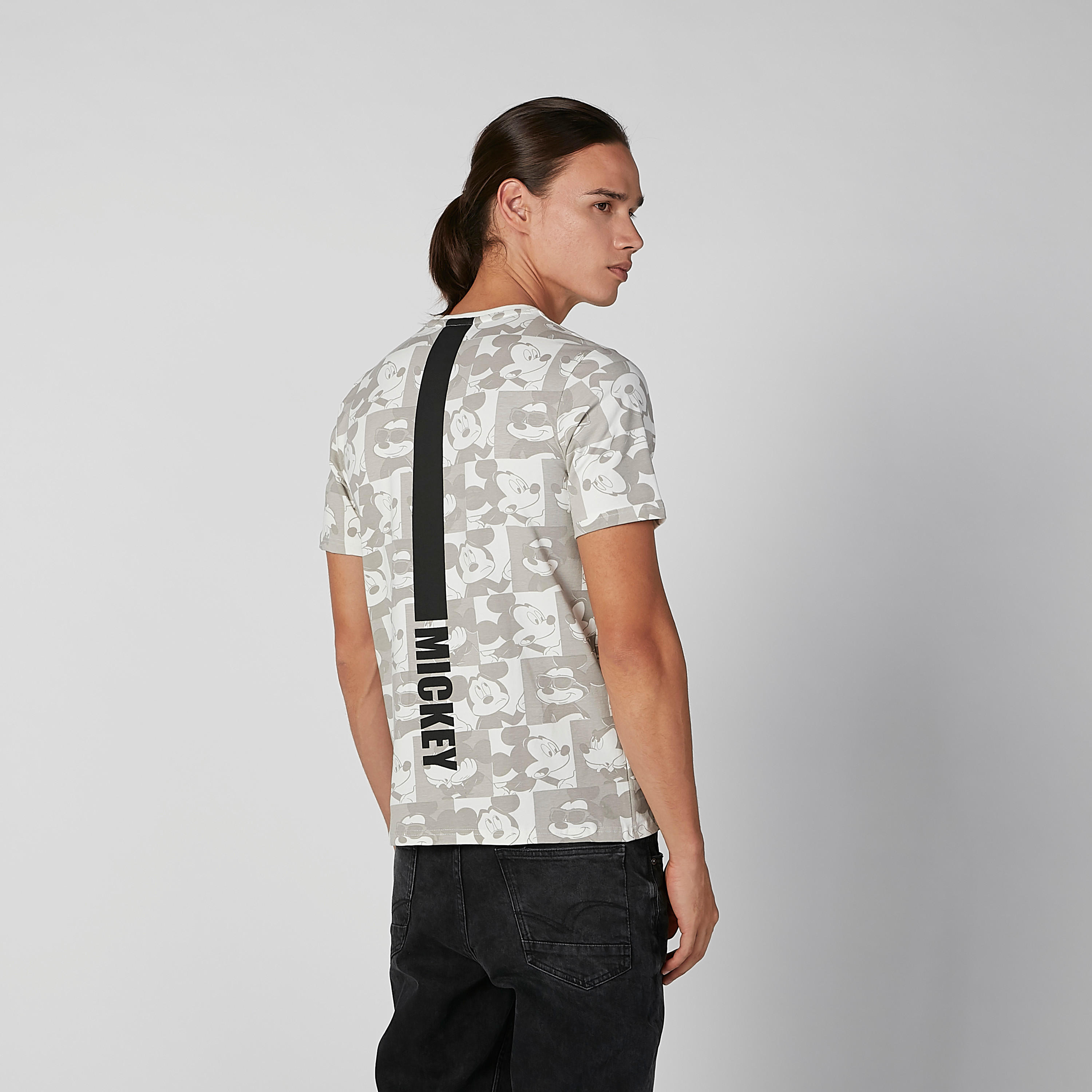 تيشيرت بقصّة سليم وياقة ضيقة وأكمام قصيرة وطبعات ميكي ماوس-men-clothing-tshirtsandpolos-tshirts-image-4