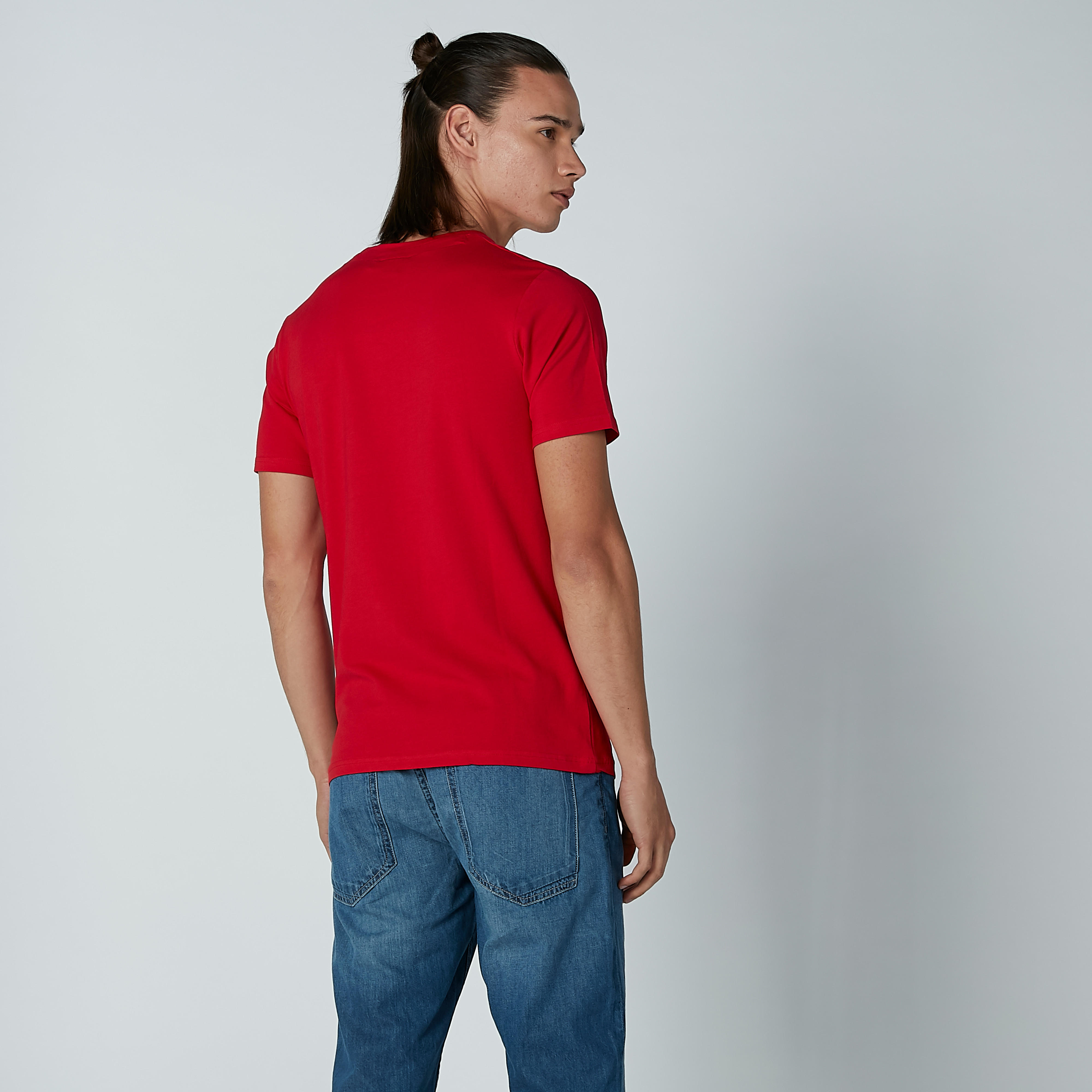 تيشيرت بياقة ضيقة وأكمام قصيرة وطبعات جوني برافو-men-clothing-tshirtsandpolos-tshirts-image-3