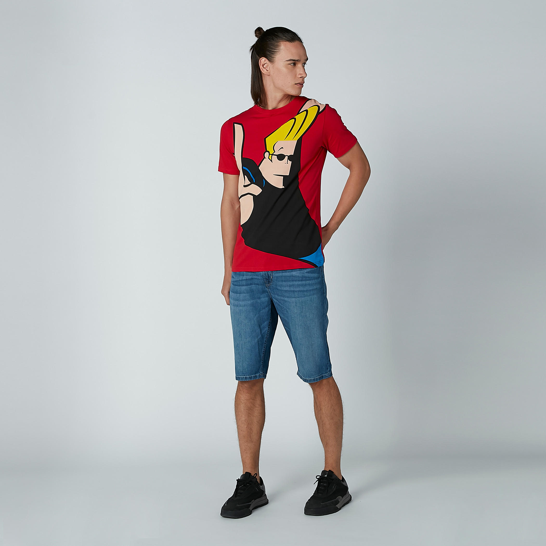 تيشيرت بياقة ضيقة وأكمام قصيرة وطبعات جوني برافو-men-clothing-tshirtsandpolos-tshirts-image-2