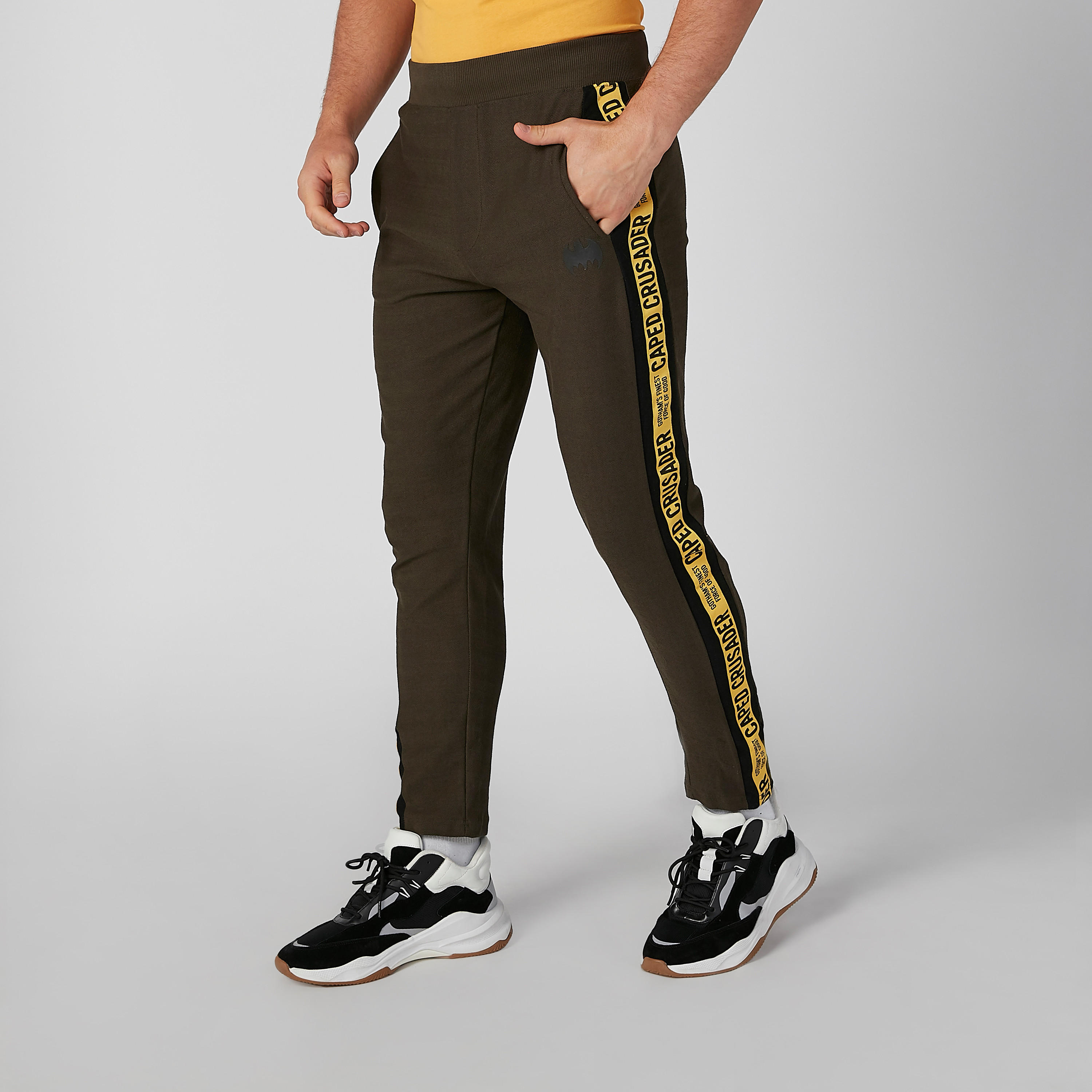 بنطال بقصّة سليم وجيوب وشريطة وطبعات باتمان-men-clothing-bottoms-trousersandchinos-trousers-image-1