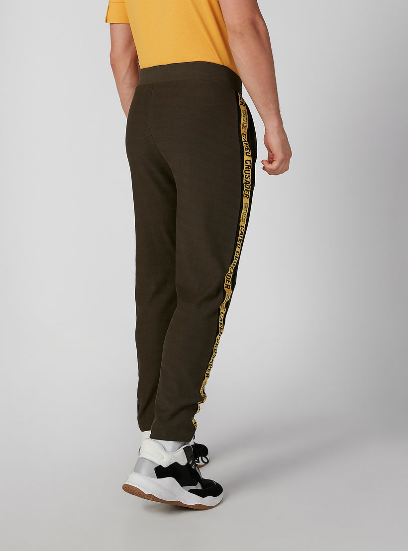 بنطال بقصّة سليم وجيوب وشريطة وطبعات باتمان-men-clothing-bottoms-trousersandchinos-trousers-image-2