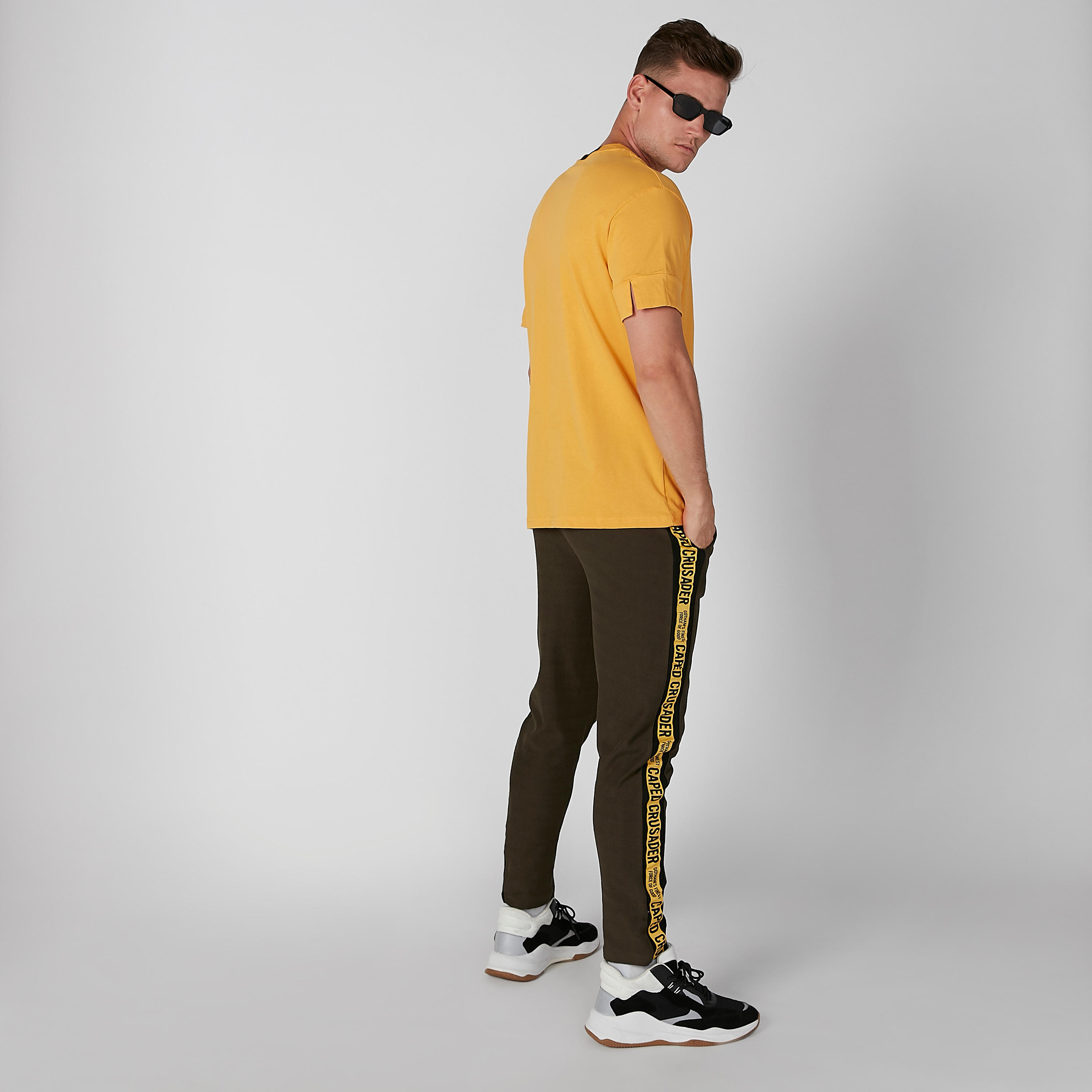 بنطال بقصّة سليم وجيوب وشريطة وطبعات باتمان-men-clothing-bottoms-trousersandchinos-trousers-image-3