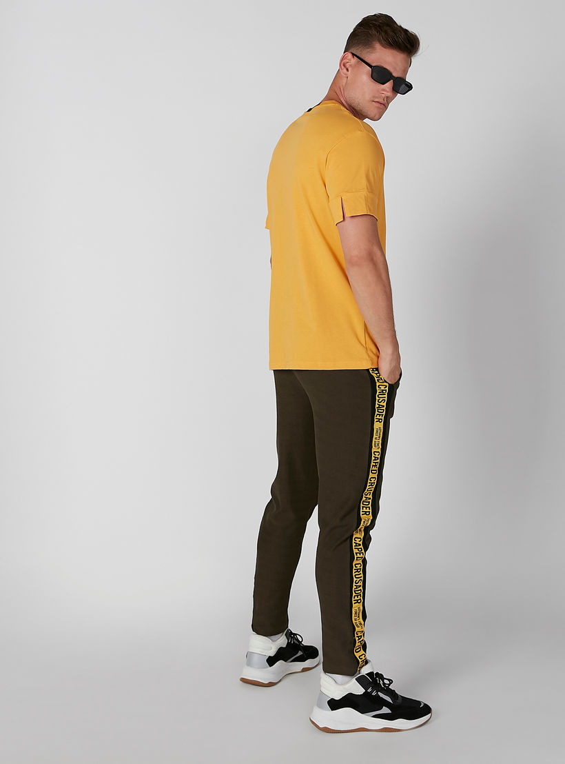 بنطال بقصّة سليم وجيوب وشريطة وطبعات باتمان-men-clothing-bottoms-trousersandchinos-trousers-image-3