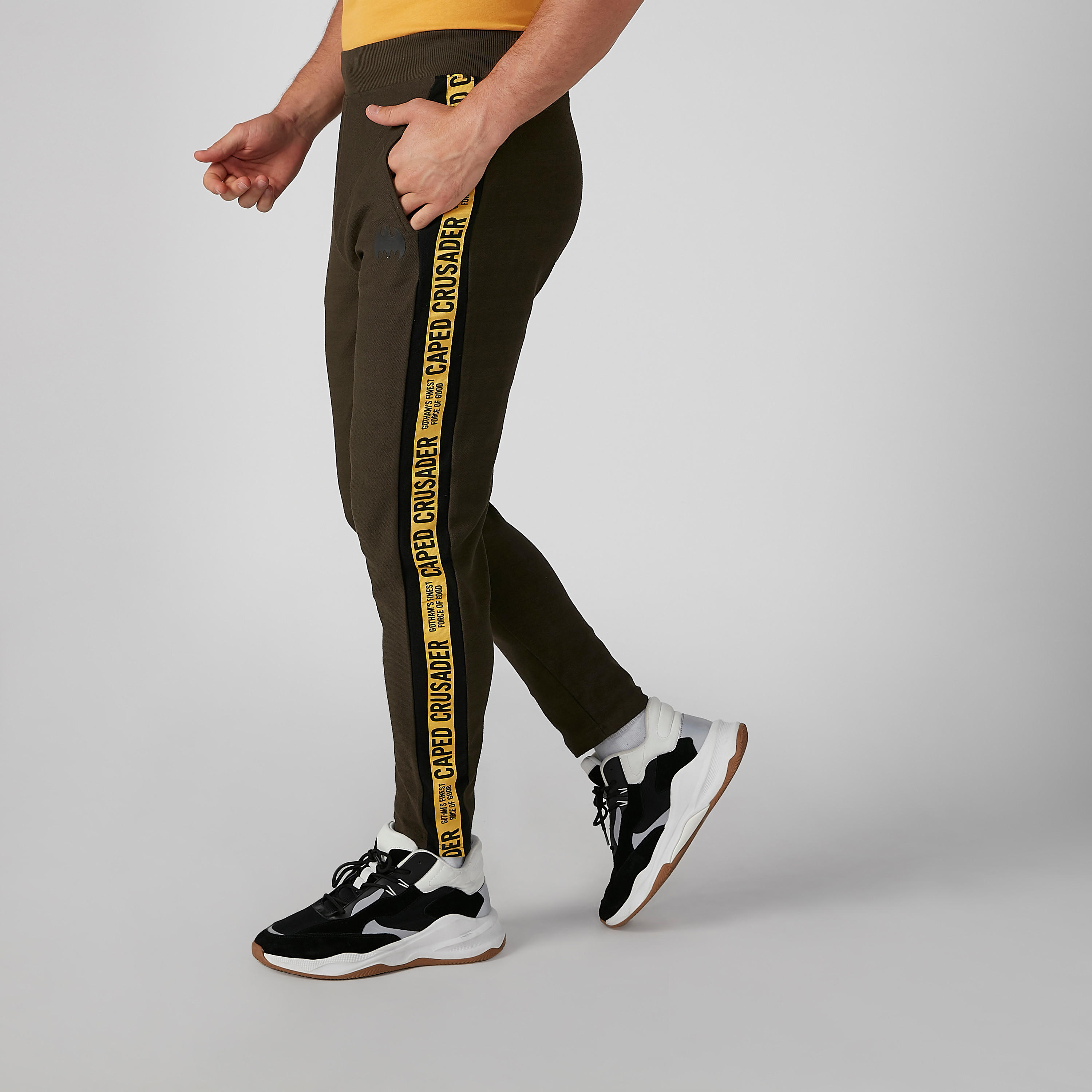 بنطال بقصّة سليم وجيوب وشريطة وطبعات باتمان-men-clothing-bottoms-trousersandchinos-trousers-image-4