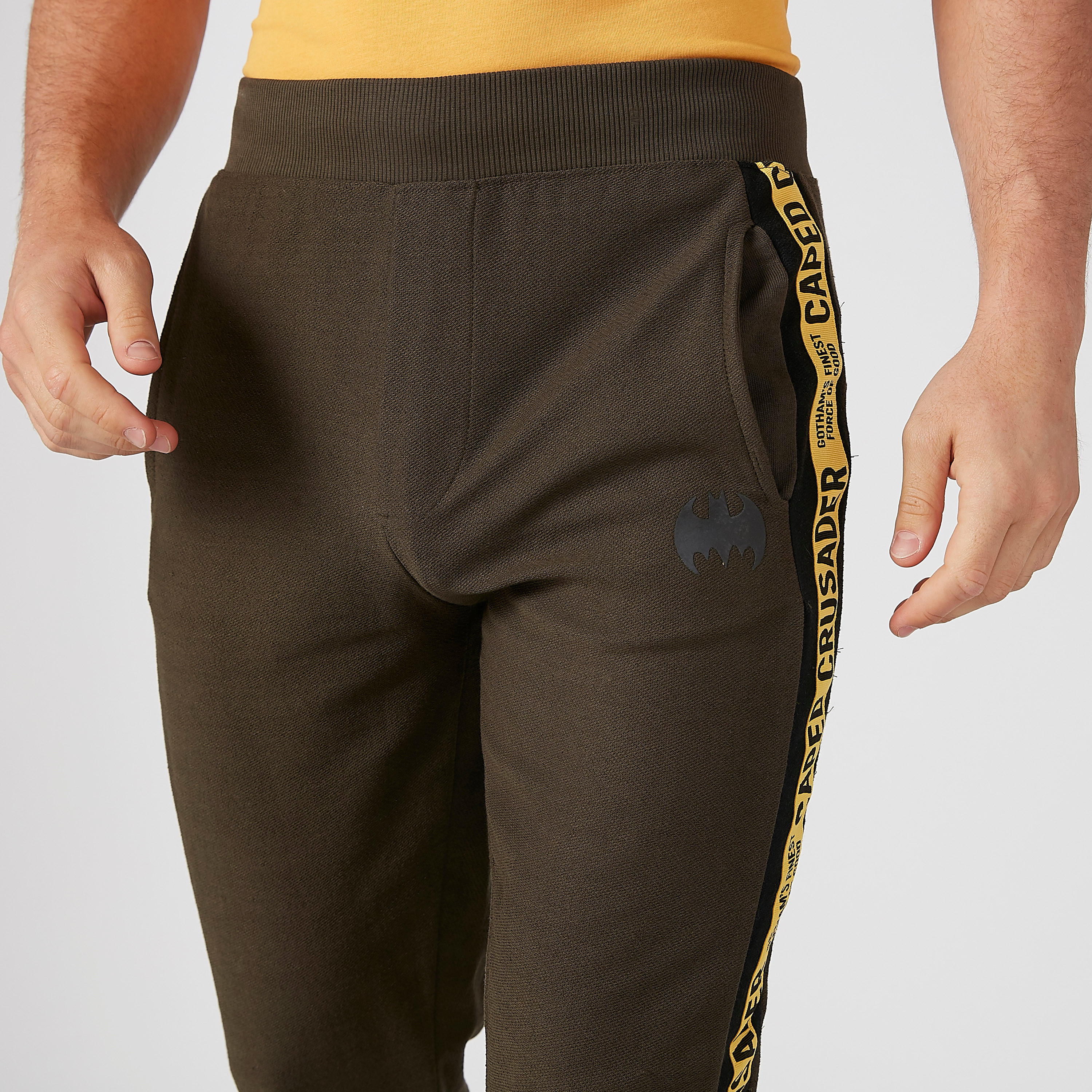 بنطال بقصّة سليم وجيوب وشريطة وطبعات باتمان-men-clothing-bottoms-trousersandchinos-trousers-image-5