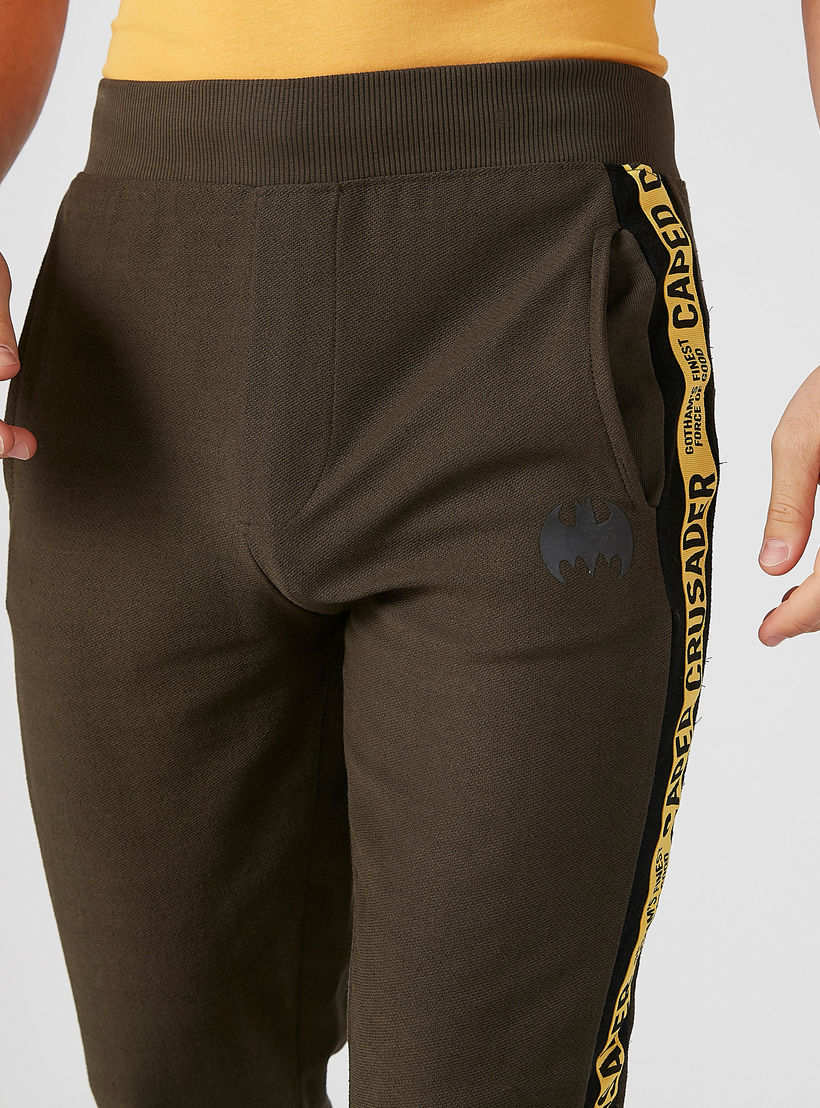 بنطال بقصّة سليم وجيوب وشريطة وطبعات باتمان-men-clothing-bottoms-trousersandchinos-trousers-image-5