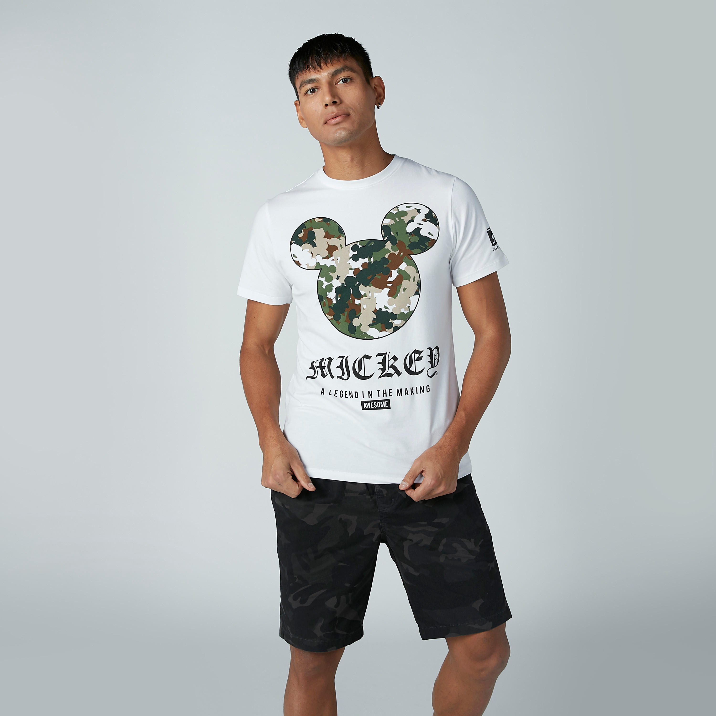 تيشيرت بقصّة سليم وياقة ضيّقة وطبعات ميكي ماوس-men-clothing-tshirtsandpolos-tshirts-image-1