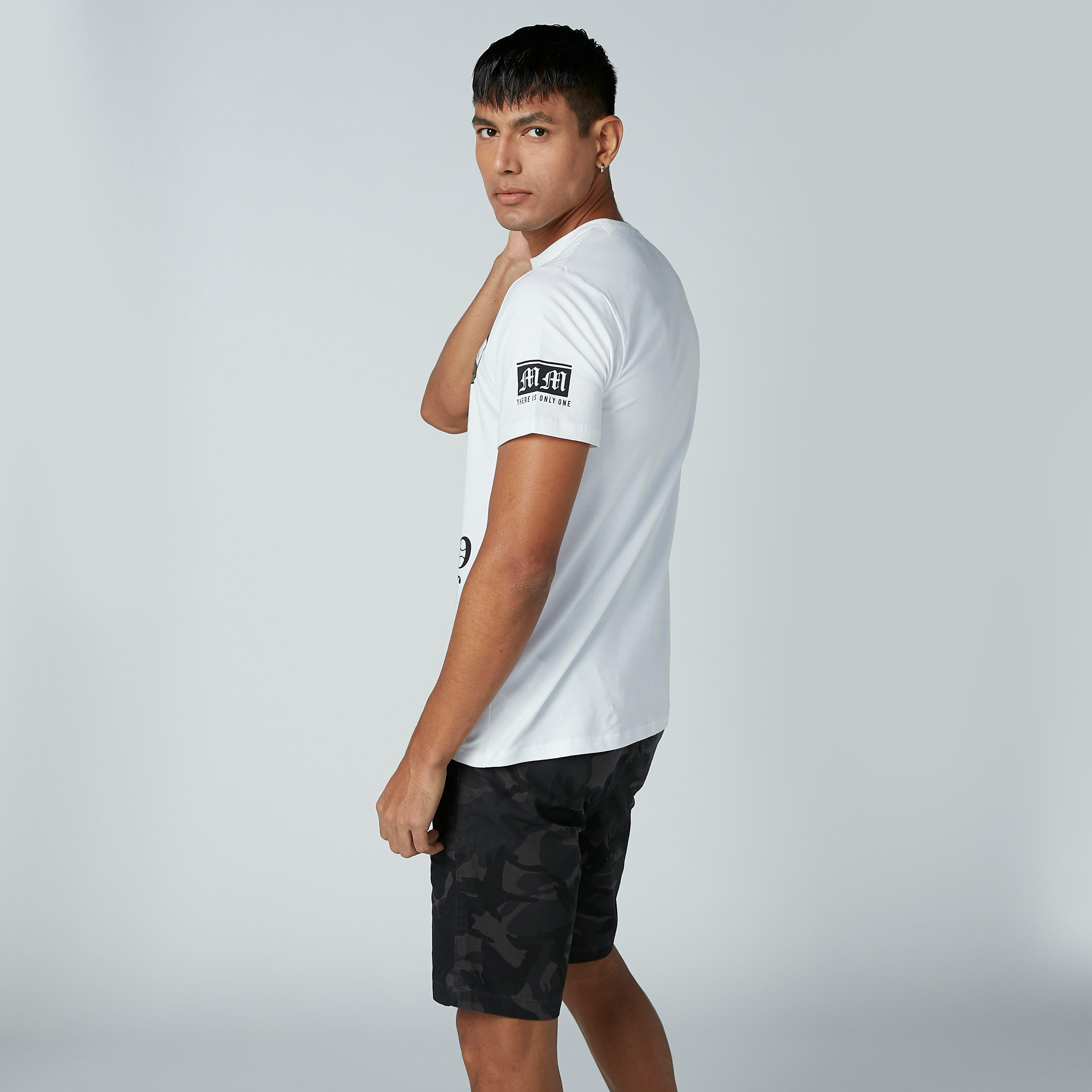 تيشيرت بقصّة سليم وياقة ضيّقة وطبعات ميكي ماوس-men-clothing-tshirtsandpolos-tshirts-image-3