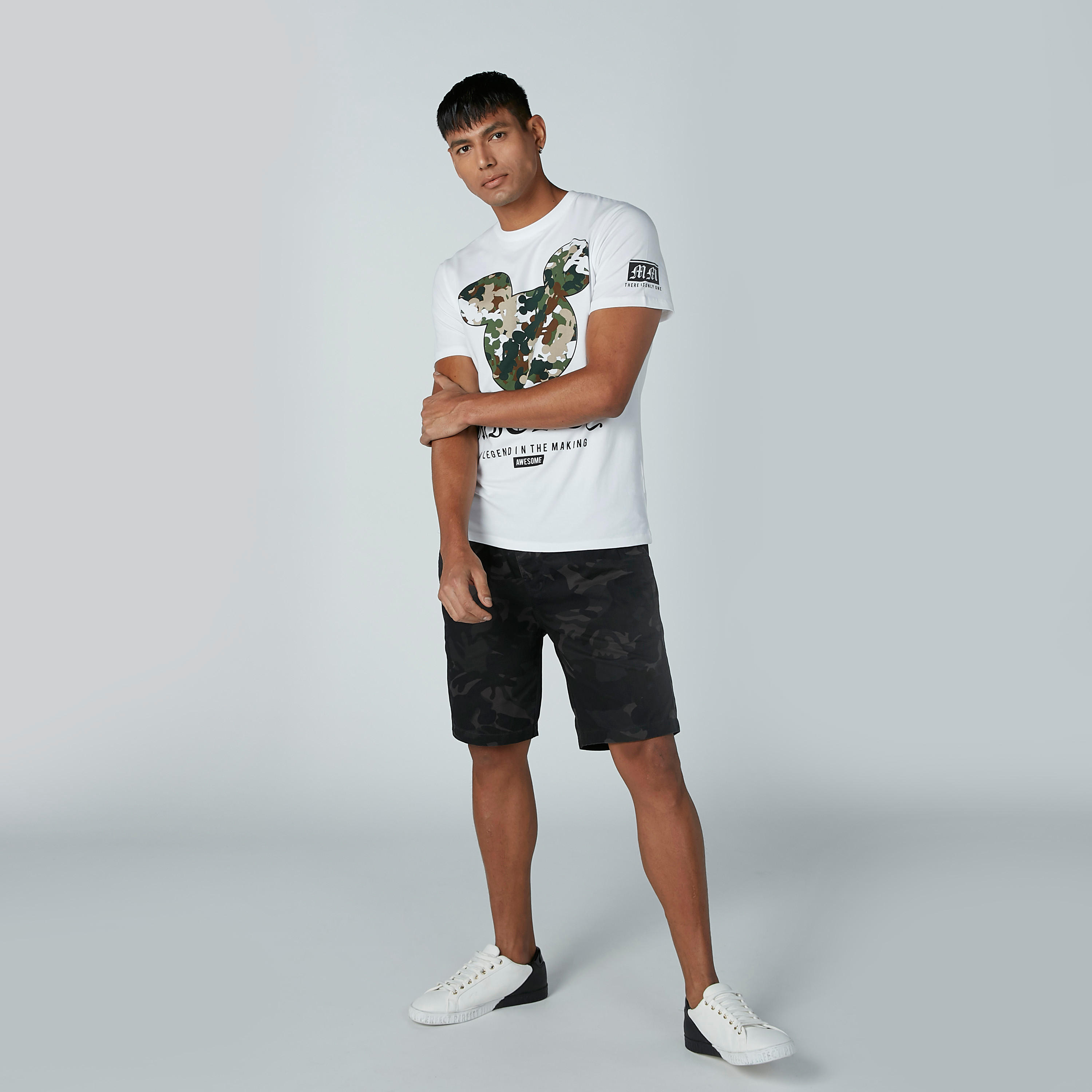 تيشيرت بقصّة سليم وياقة ضيّقة وطبعات ميكي ماوس-men-clothing-tshirtsandpolos-tshirts-image-2