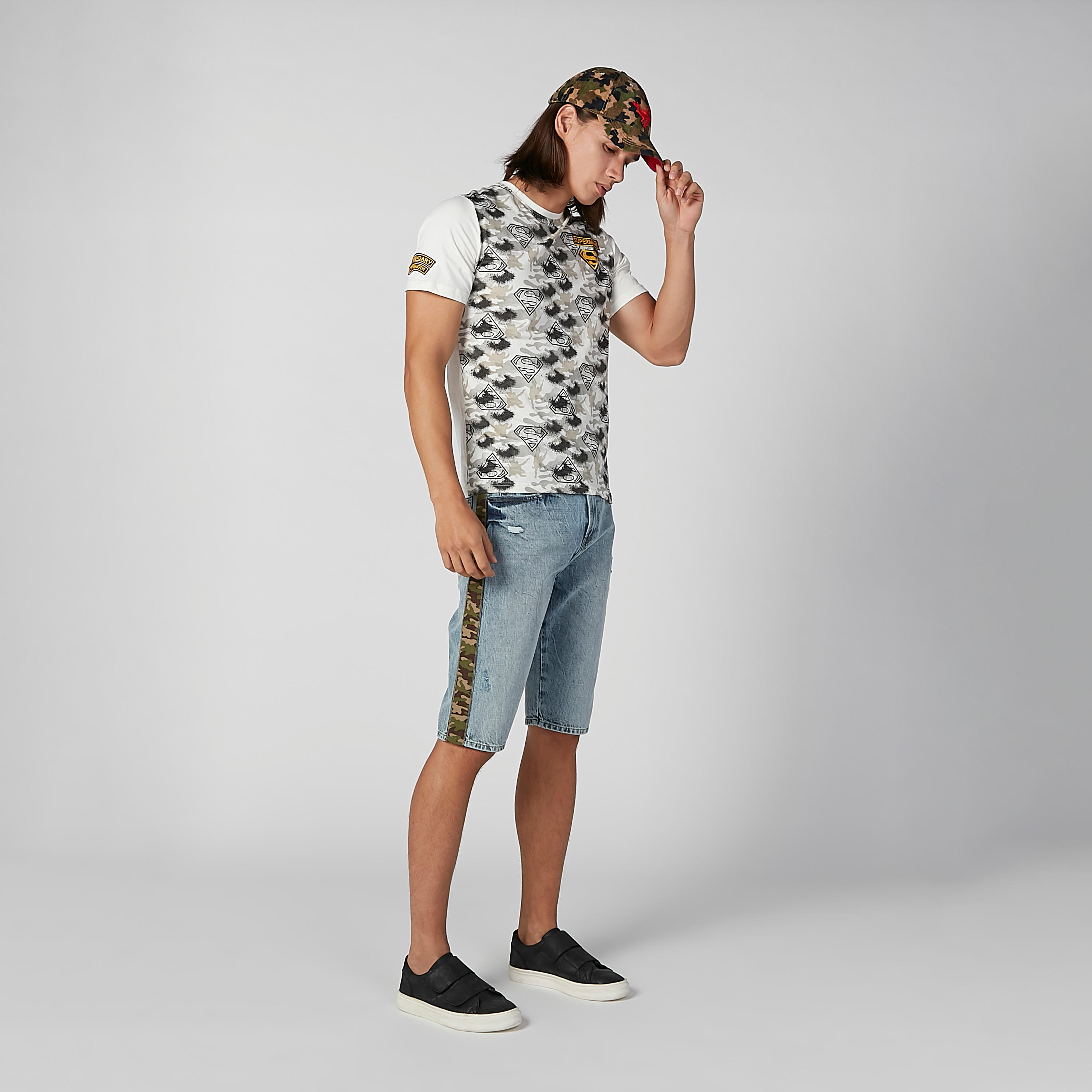 تيشيرت بقصّة سليم وياقة ضيقة وأكمام قصيرة وطبعات سوبرمان-men-clothing-tshirtsandpolos-tshirts-image-1