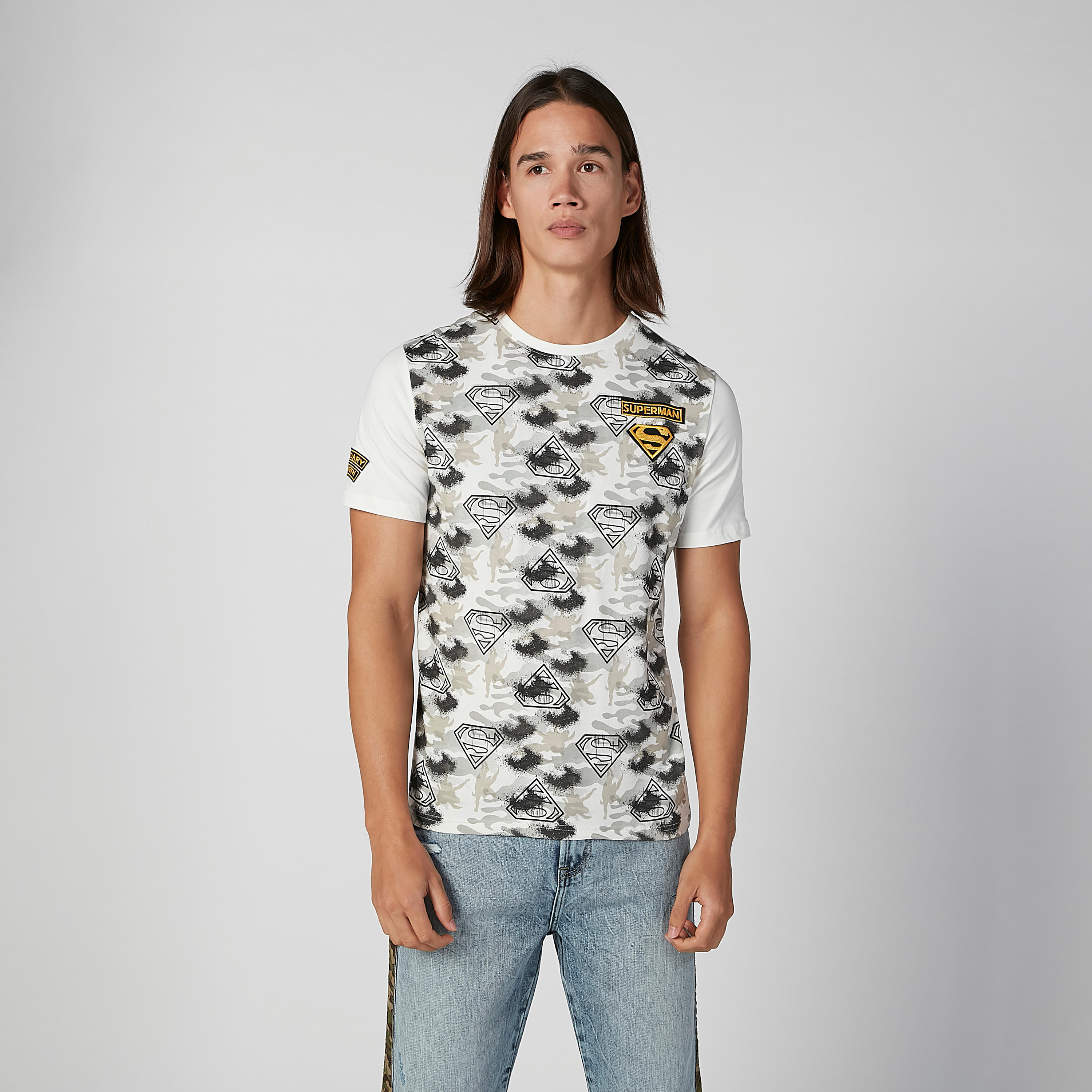 تيشيرت بقصّة سليم وياقة ضيقة وأكمام قصيرة وطبعات سوبرمان-men-clothing-tshirtsandpolos-tshirts-image-2