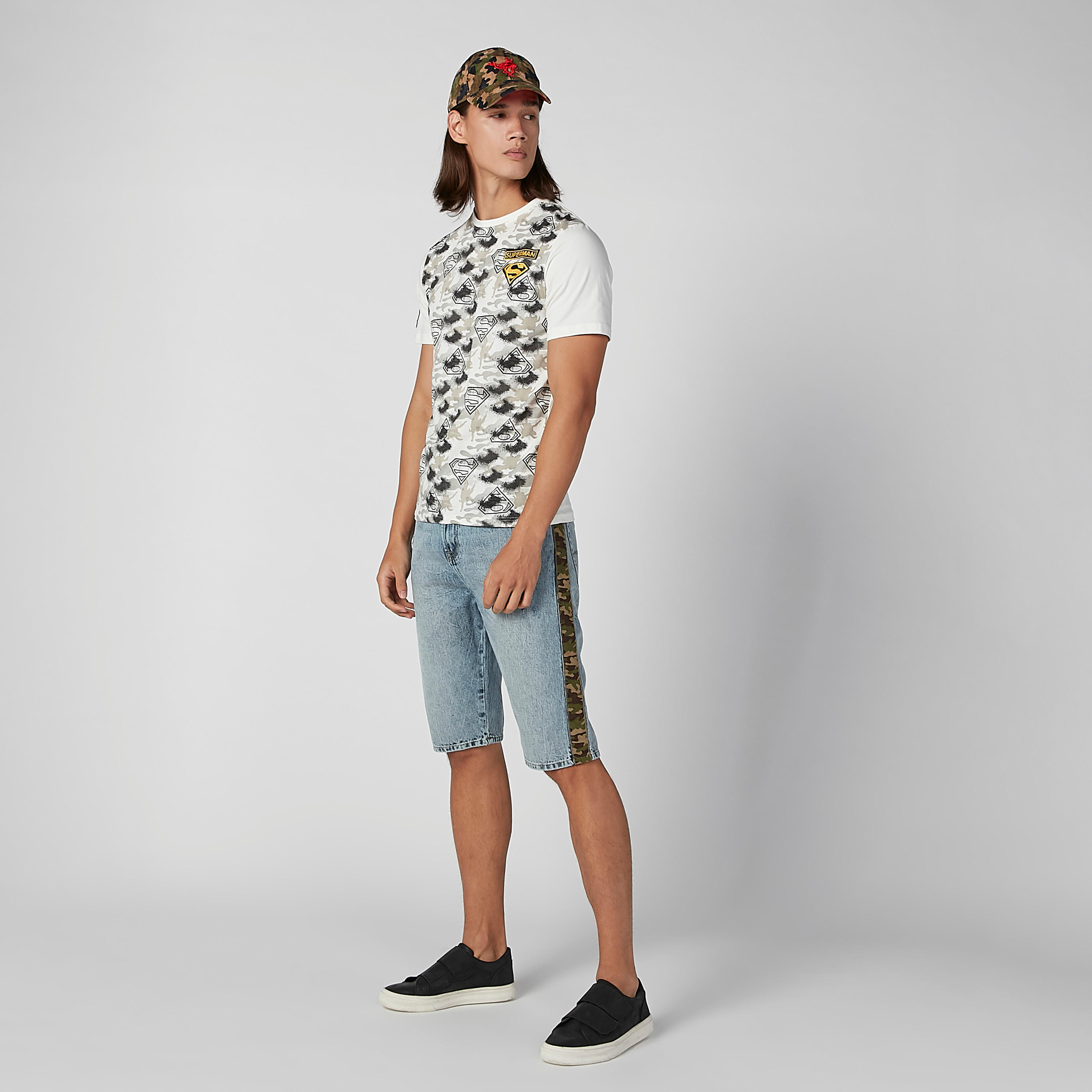 تيشيرت بقصّة سليم وياقة ضيقة وأكمام قصيرة وطبعات سوبرمان-men-clothing-tshirtsandpolos-tshirts-image-4
