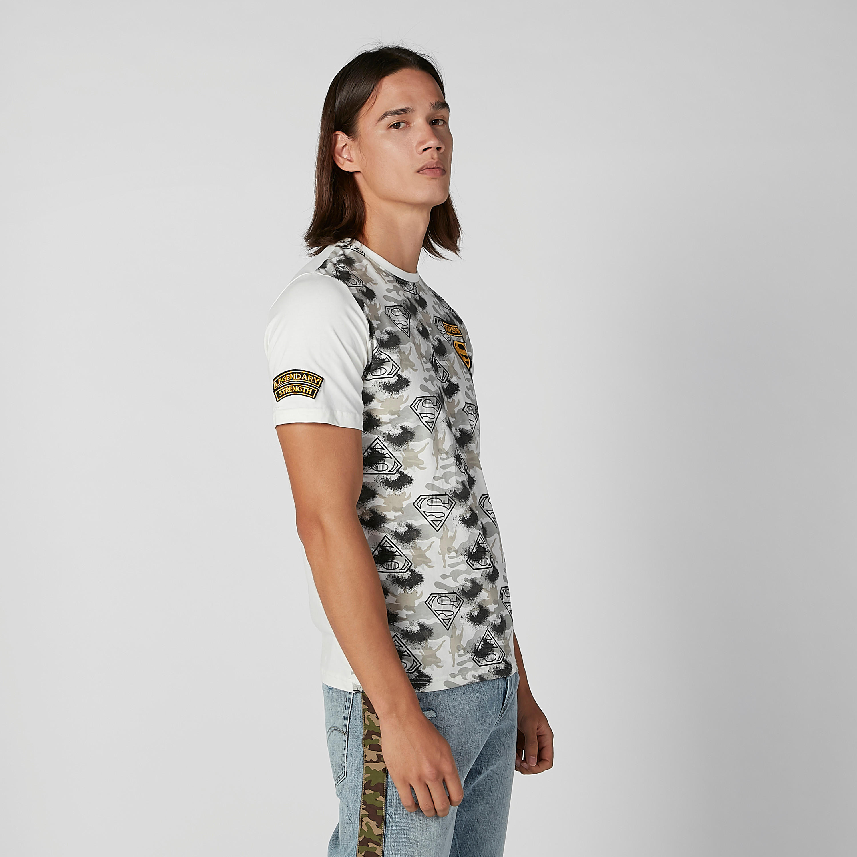 تيشيرت بقصّة سليم وياقة ضيقة وأكمام قصيرة وطبعات سوبرمان-men-clothing-tshirtsandpolos-tshirts-image-5