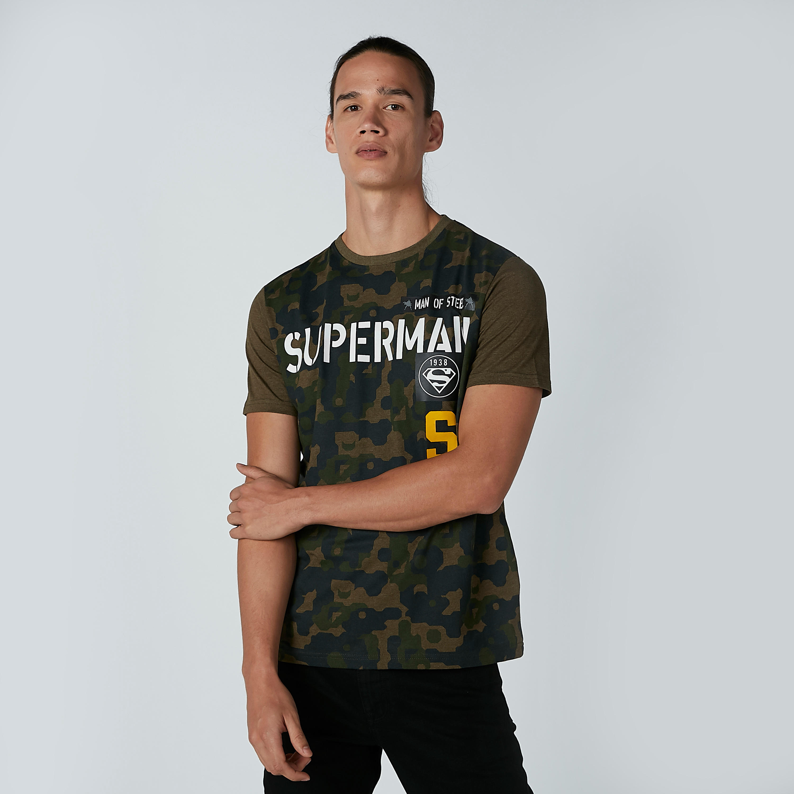 تيشيرت بقصّة سليم وياقة ضيقة وأكمام قصيرة وطبعات سوبرمان-men-clothing-tshirtsandpolos-tshirts-image-1