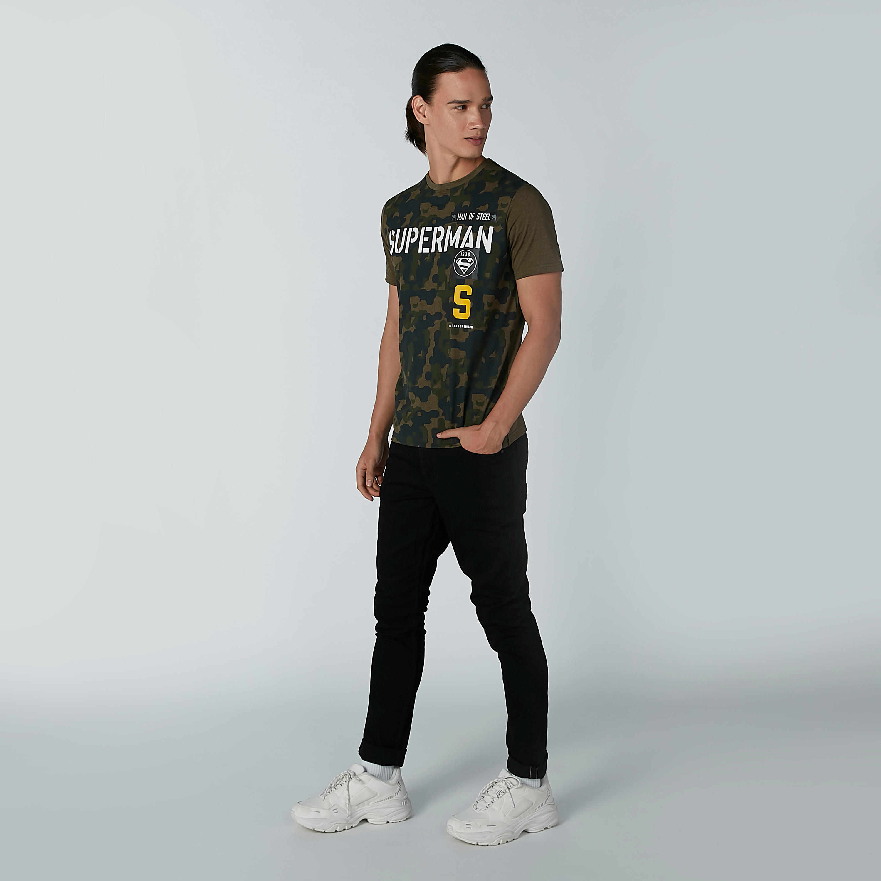 تيشيرت بقصّة سليم وياقة ضيقة وأكمام قصيرة وطبعات سوبرمان-men-clothing-tshirtsandpolos-tshirts-image-2