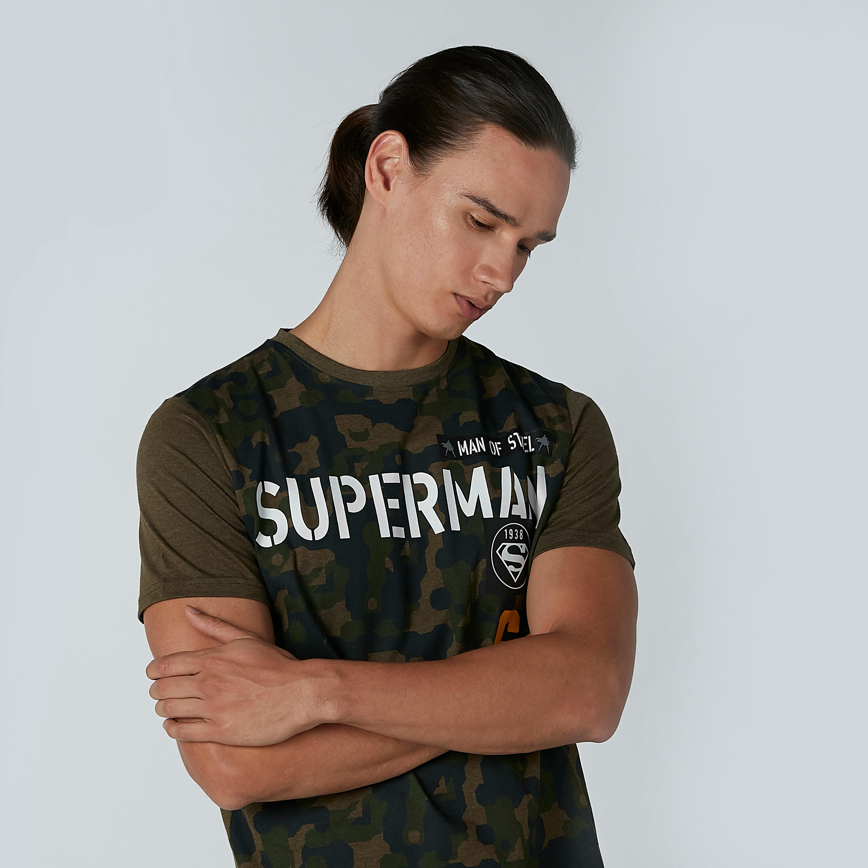 تيشيرت بقصّة سليم وياقة ضيقة وأكمام قصيرة وطبعات سوبرمان-men-clothing-tshirtsandpolos-tshirts-image-3