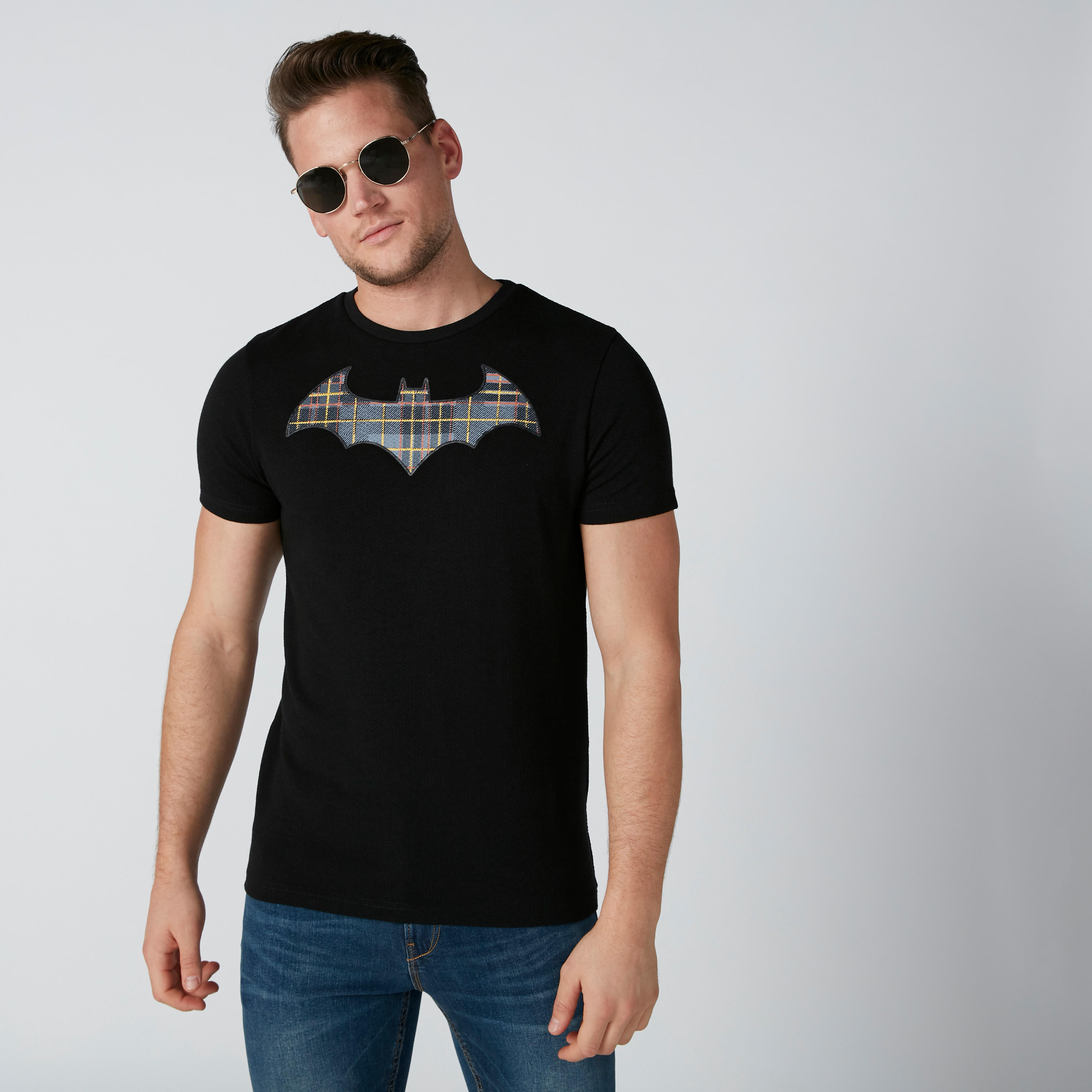 تيشيرت مطرز بأكمام قصيرة وتزيينات باتمان-men-clothing-tshirtsandpolos-tshirts-image-1