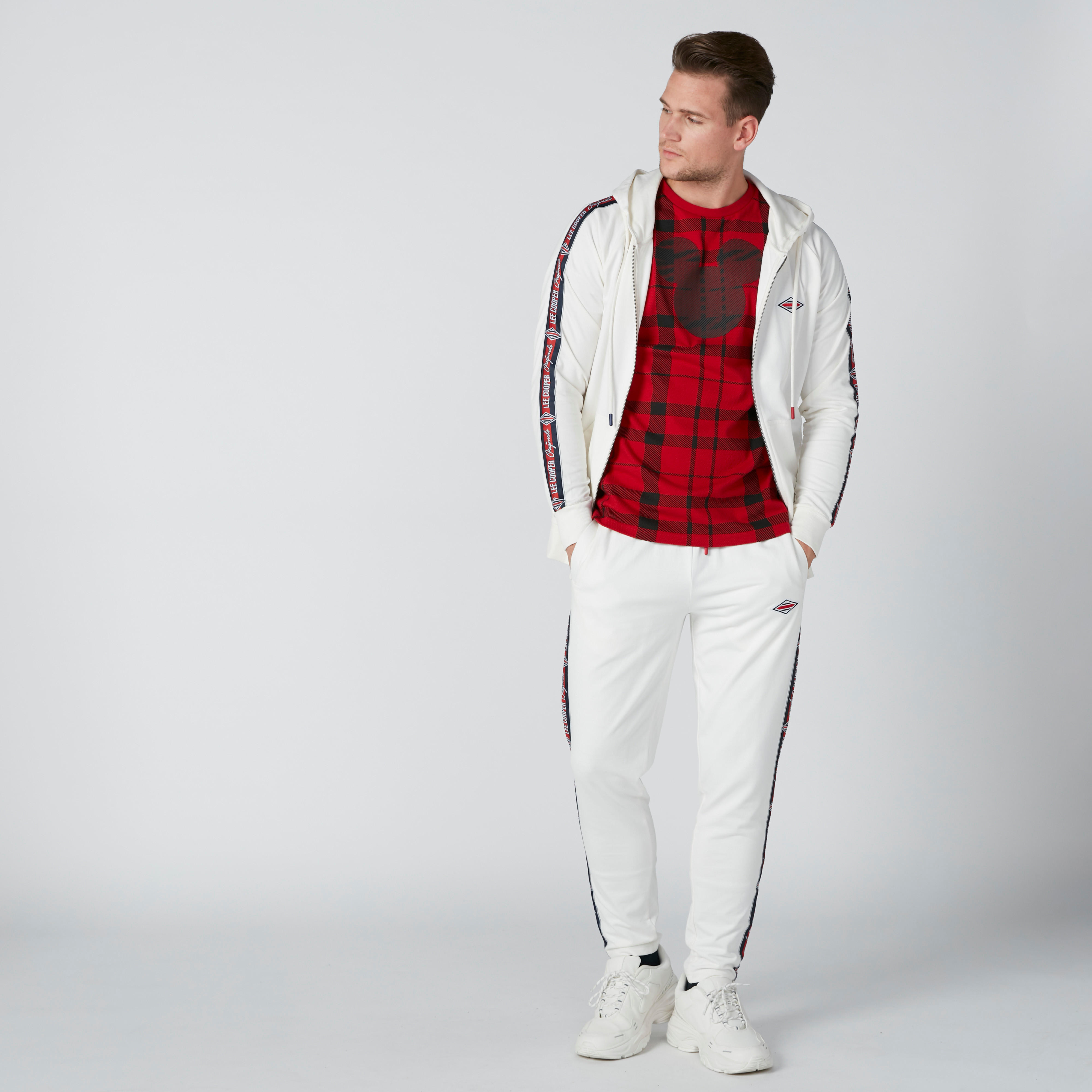 تيشيرت كاروهات بياقة ضيّقة وطبعات ميكي ماوس-men-clothing-tshirtsandpolos-tshirts-image-3