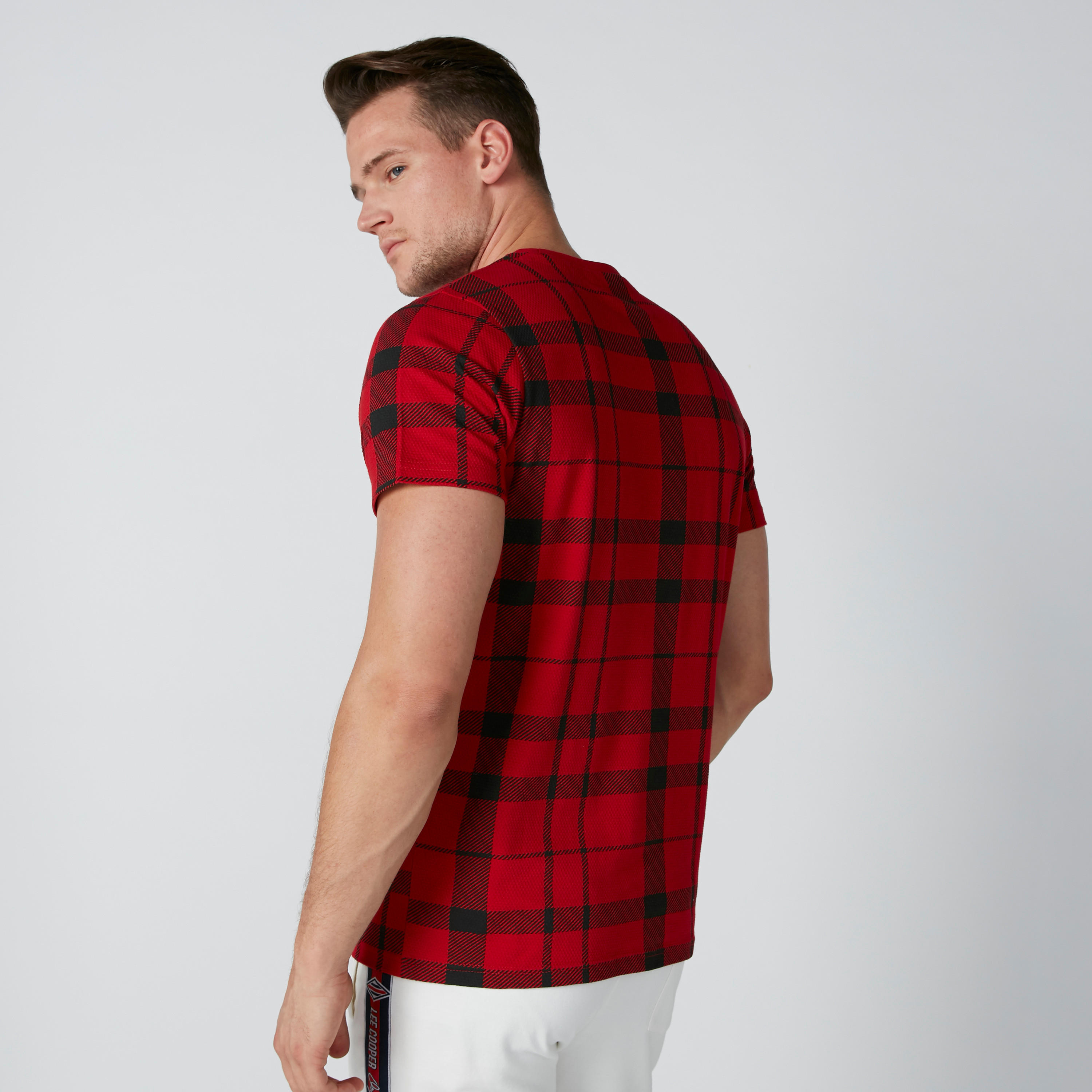 تيشيرت كاروهات بياقة ضيّقة وطبعات ميكي ماوس-men-clothing-tshirtsandpolos-tshirts-image-2