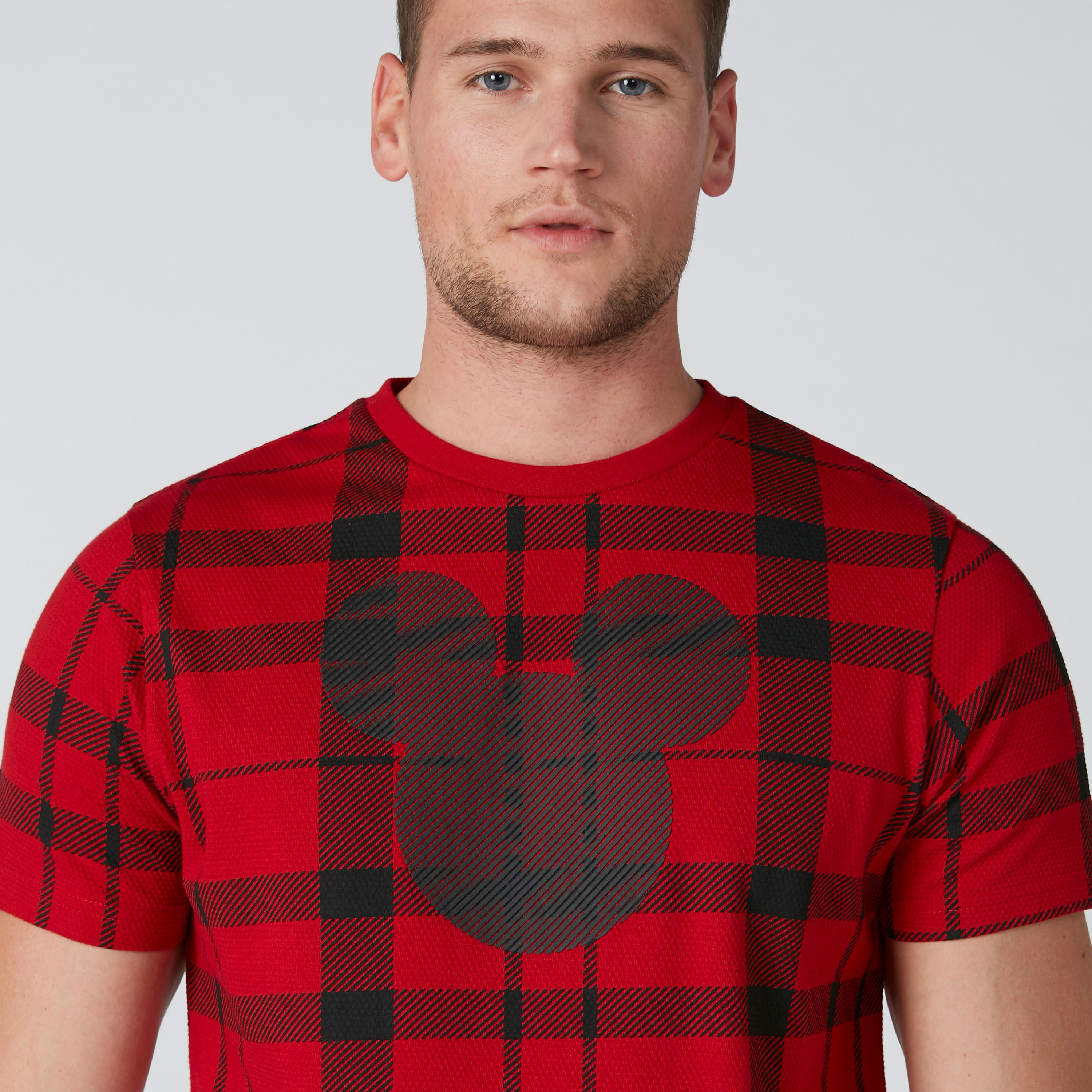 تيشيرت كاروهات بياقة ضيّقة وطبعات ميكي ماوس-men-clothing-tshirtsandpolos-tshirts-image-1