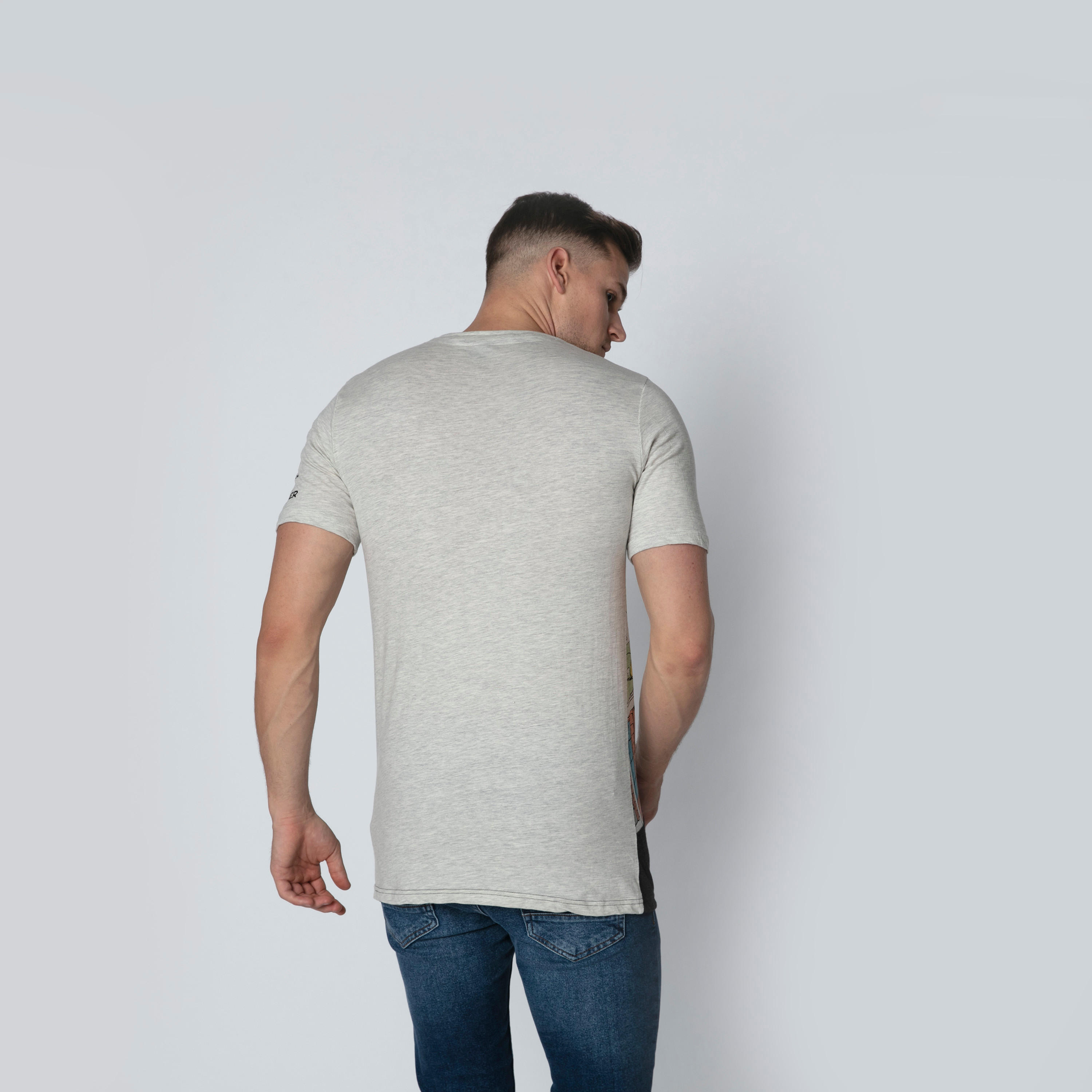 تيشيرت بأكمام قصيرة وياقة مستديرة وطبعات ميكي ماوس-men-clothing-tshirtsandpolos-tshirts-image-5