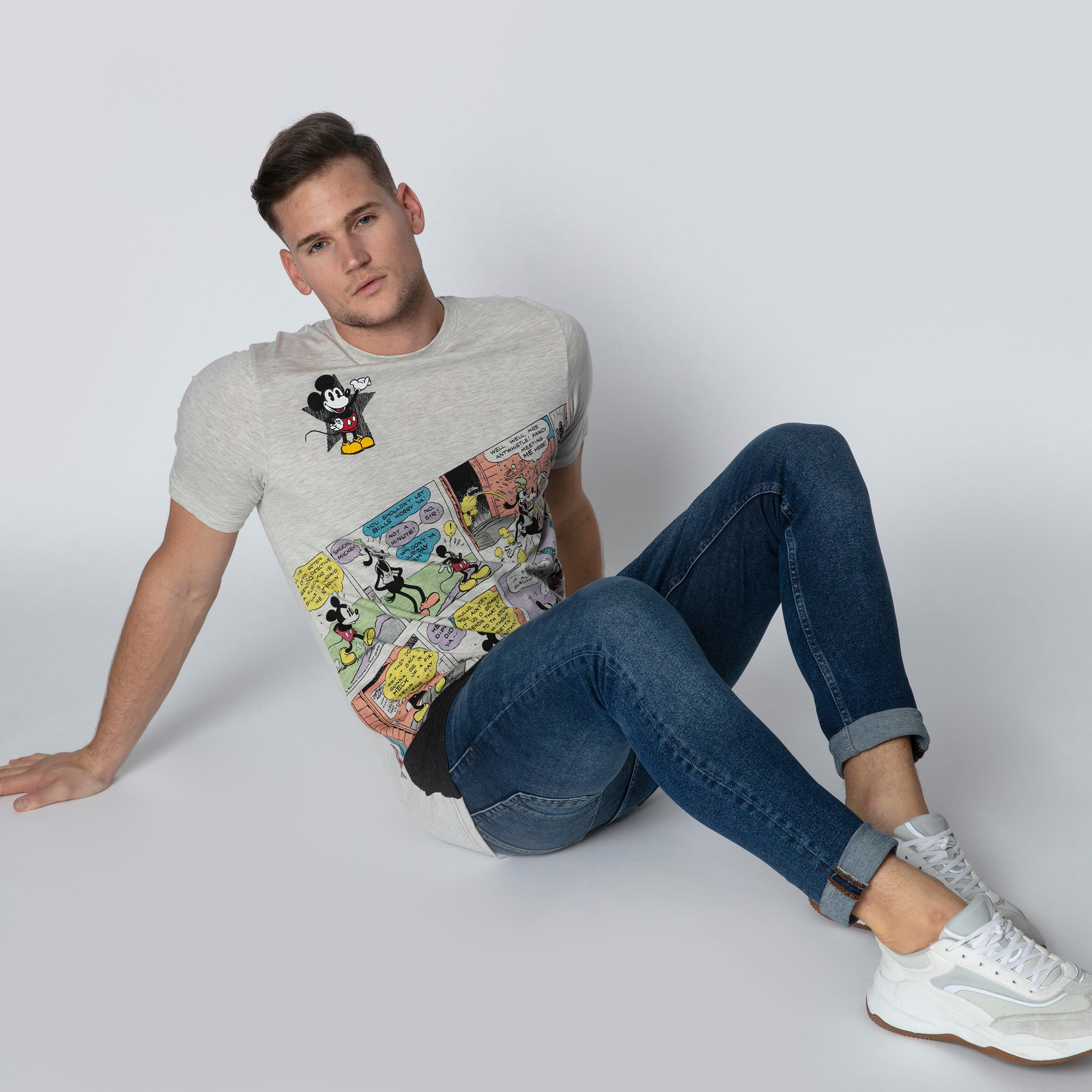 تيشيرت بأكمام قصيرة وياقة مستديرة وطبعات ميكي ماوس-men-clothing-tshirtsandpolos-tshirts-image-6