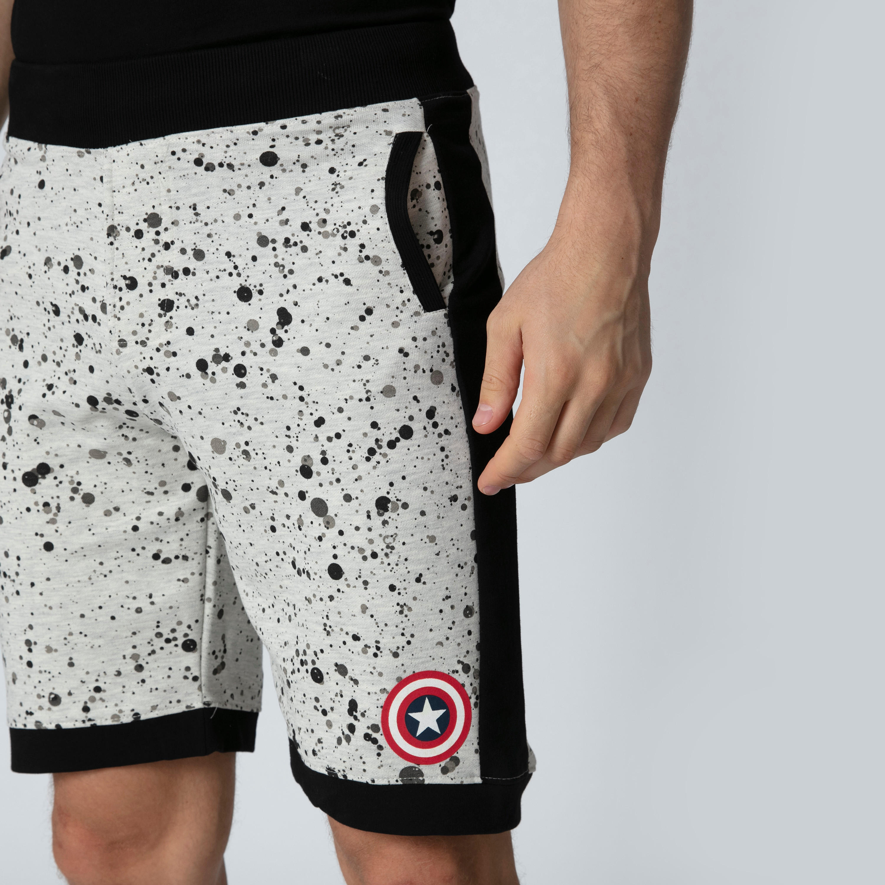 شورت بجيوب وشريطة متباينة وطبعات كابتن أمريكا-men-clothing-bottoms-shorts-image-5
