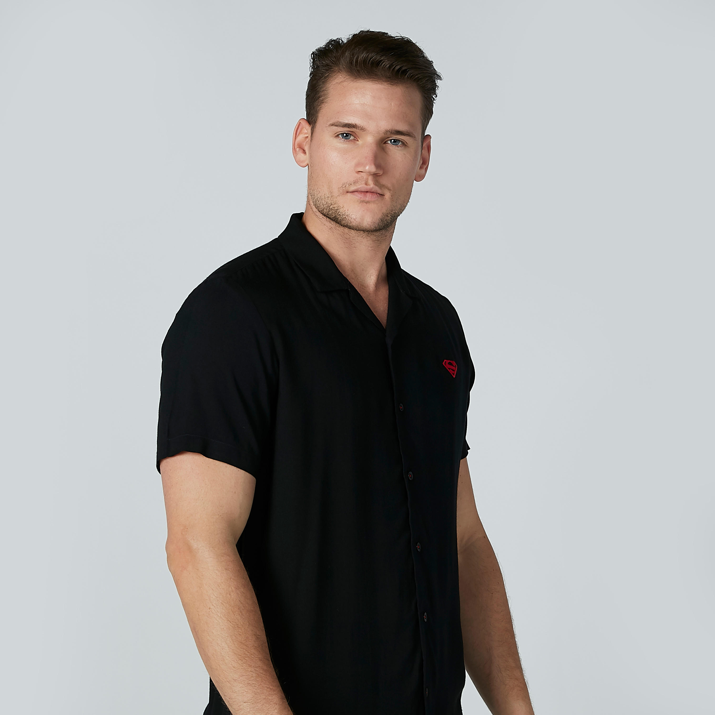 قميص بياقة عادية وأكمام قصيرة وتطريز سوبرمان-men-clothing-shirts-image-1