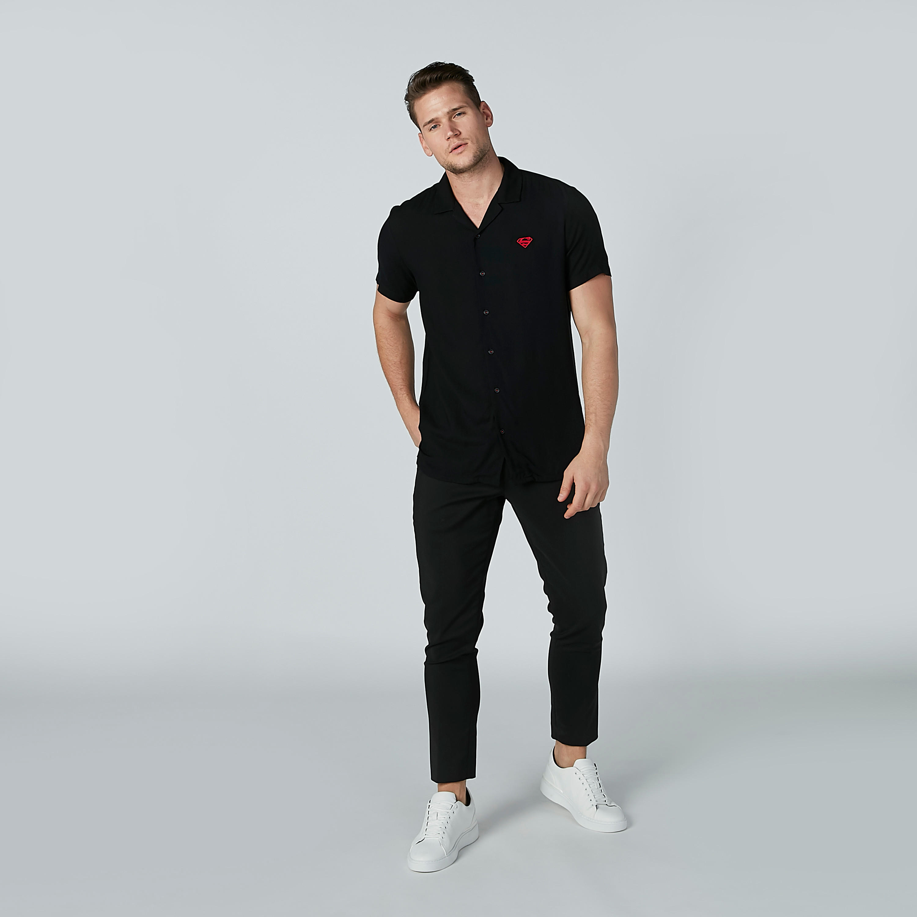 قميص بياقة عادية وأكمام قصيرة وتطريز سوبرمان-men-clothing-shirts-image-2