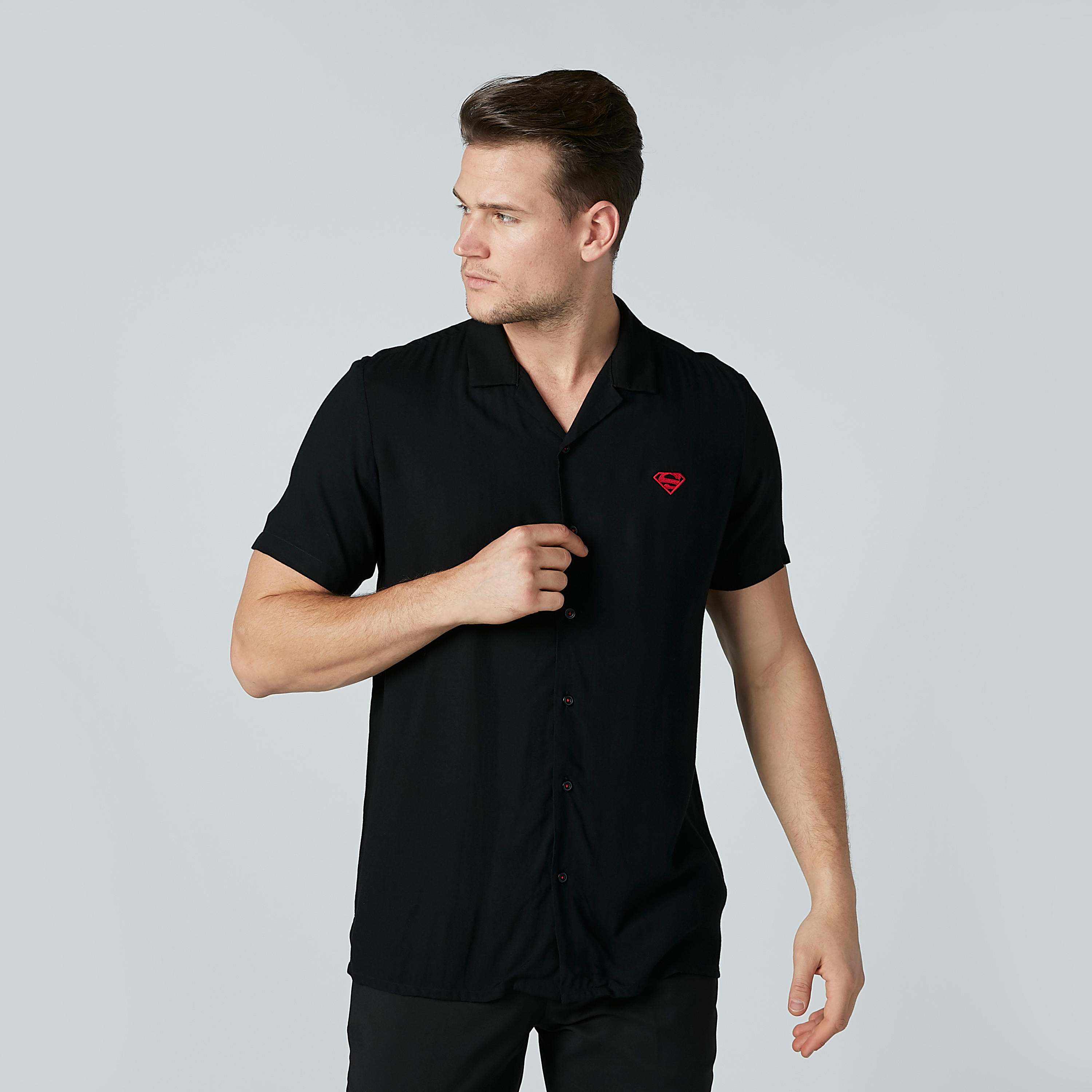 قميص بياقة عادية وأكمام قصيرة وتطريز سوبرمان-men-clothing-shirts-image-3