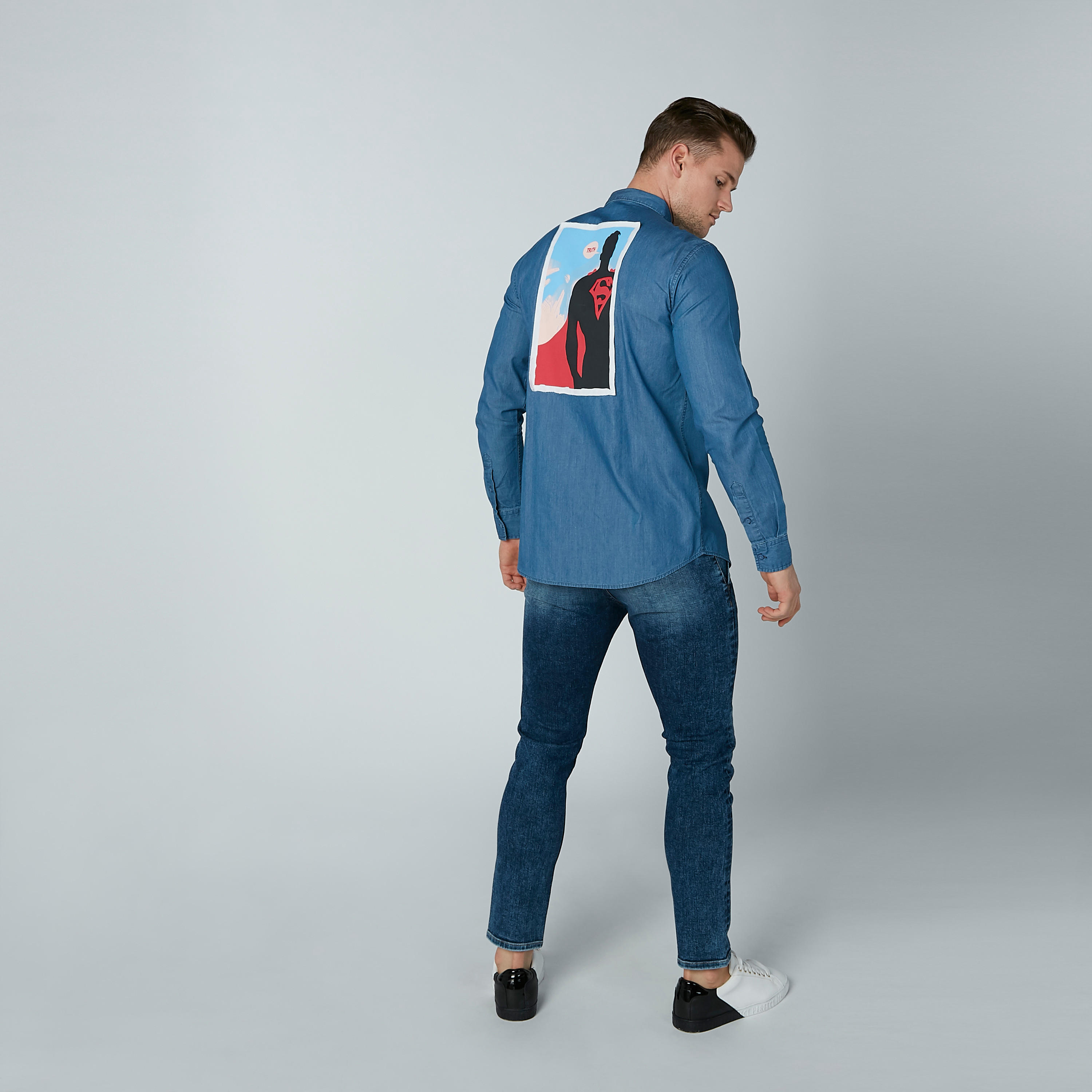 قميص بأكمام طويلة وأزرار وطبعات سوبرمان-men-clothing-shirts-image-5