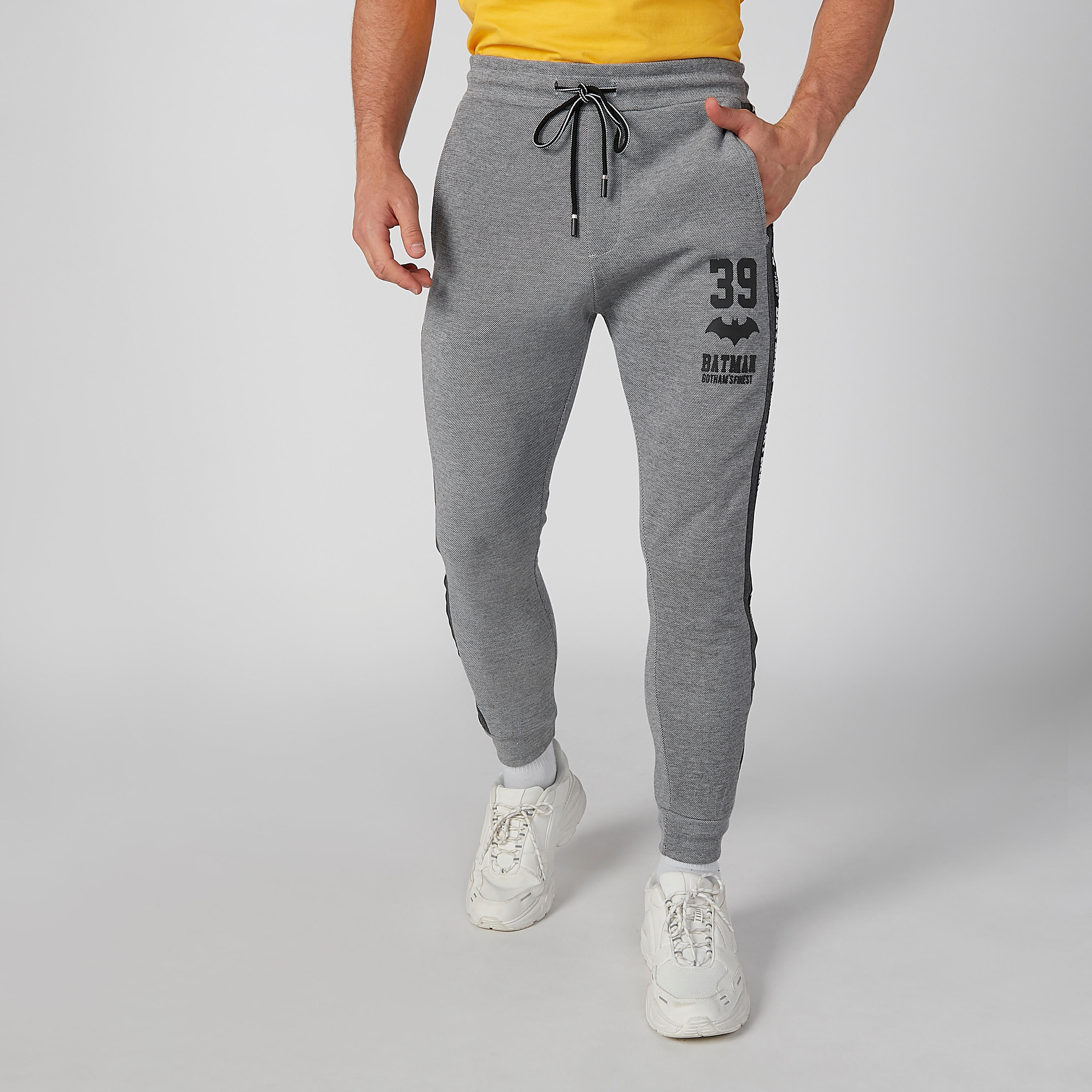 بنطال رياضي برباط وجيوب وطبعات باتمان-men-clothing-bottoms-joggers-image-4