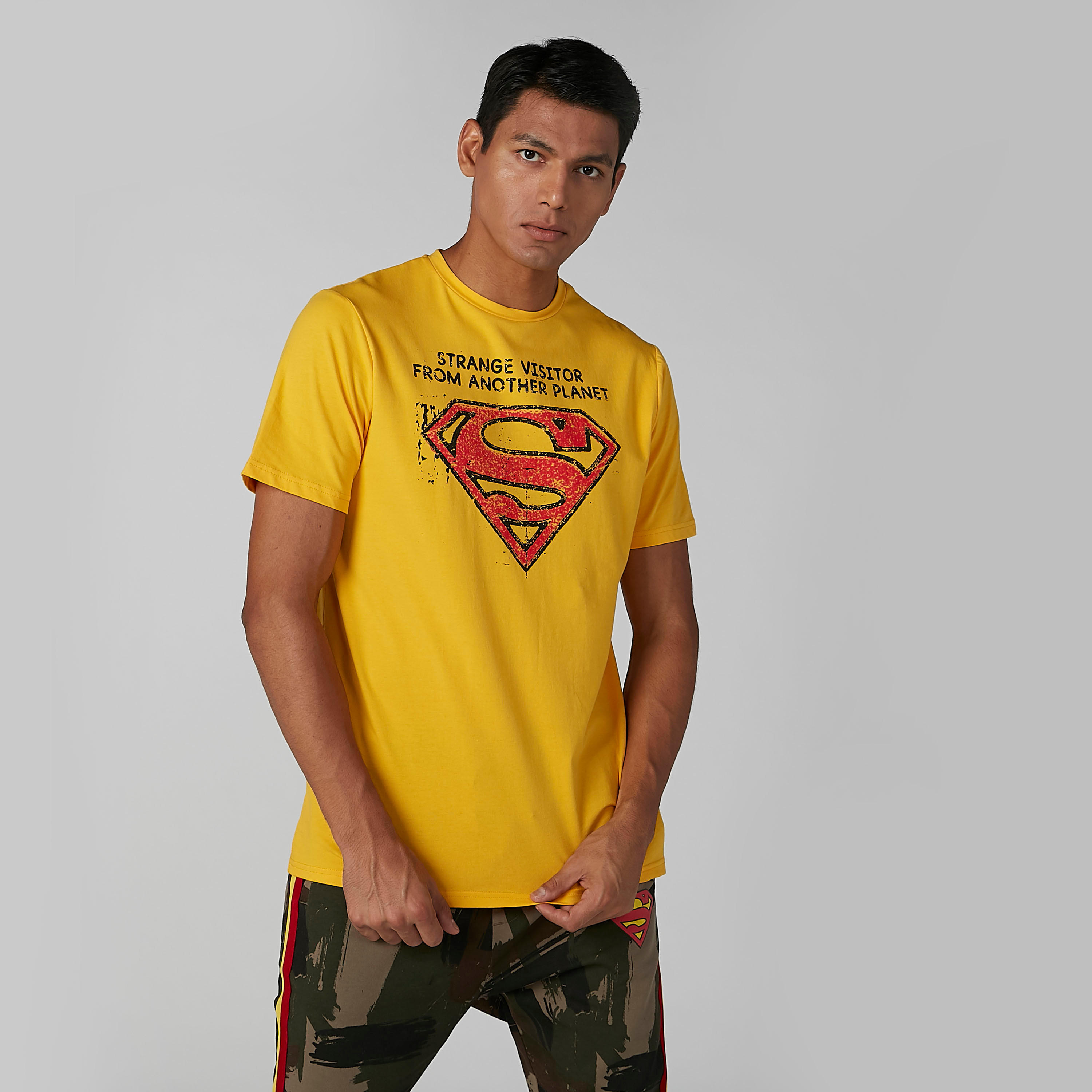 تيشيرت بياقة ضيّقة وأكمام قصيرة وطبعات سوبرمان-men-clothing-tshirtsandpolos-tshirts-image-1