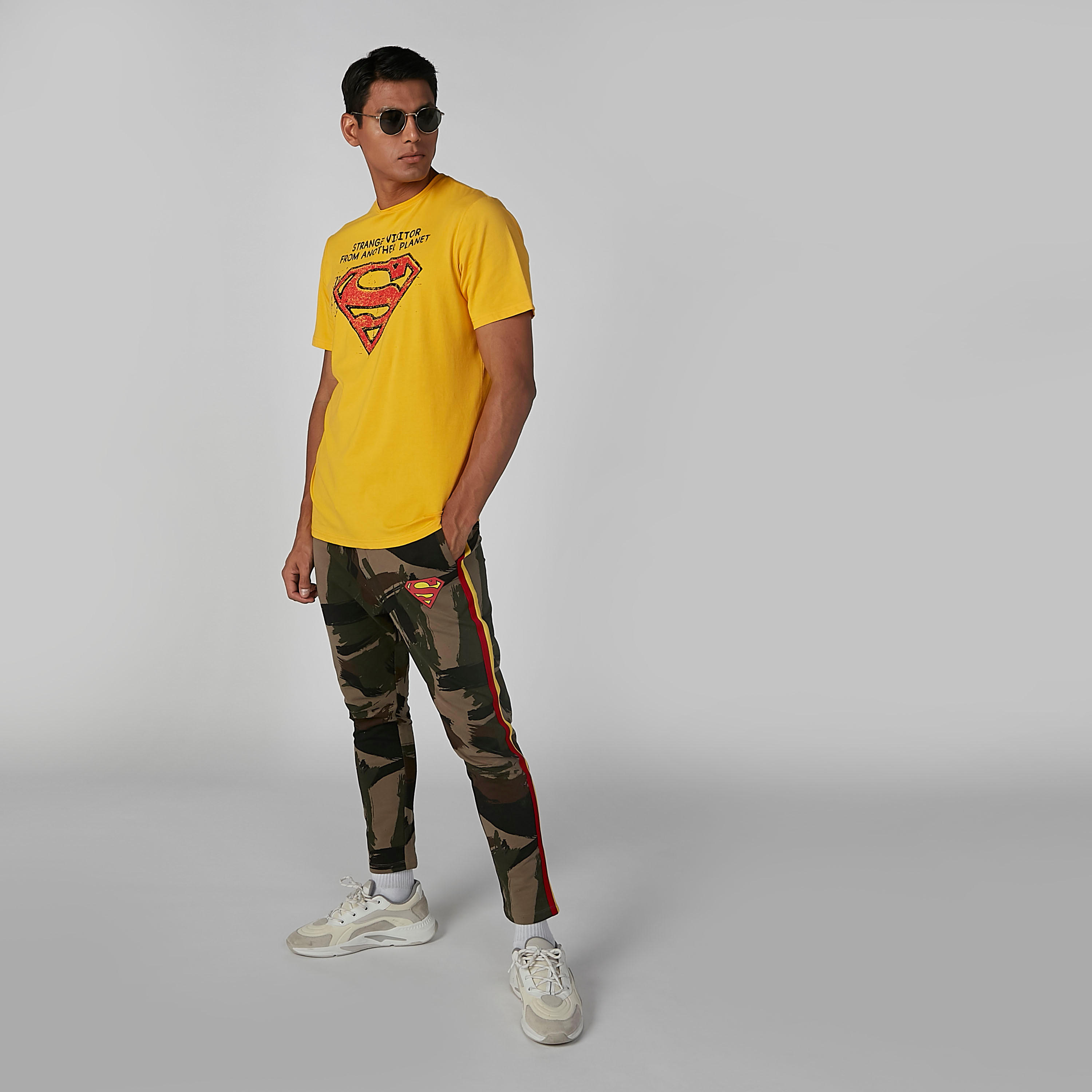 تيشيرت بياقة ضيّقة وأكمام قصيرة وطبعات سوبرمان-men-clothing-tshirtsandpolos-tshirts-image-2