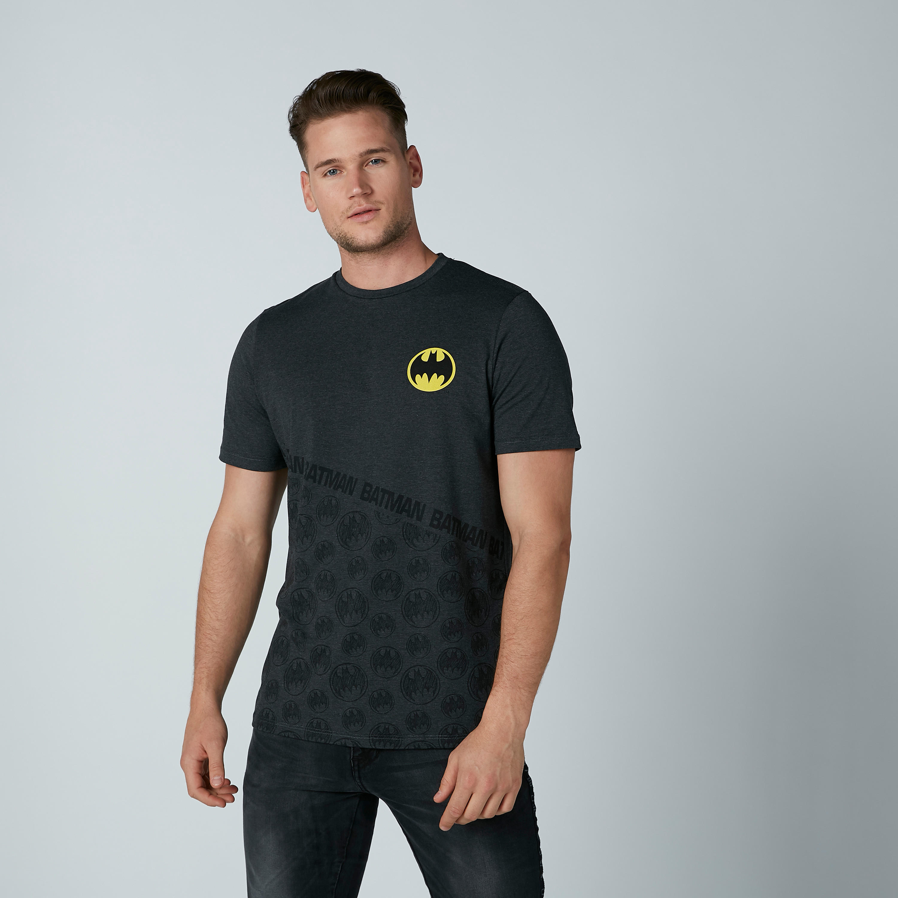 تيشيرت بقصّة سليم وأكمام قصيرة وطبعات باتمان-men-clothing-tshirtsandpolos-tshirts-image-1