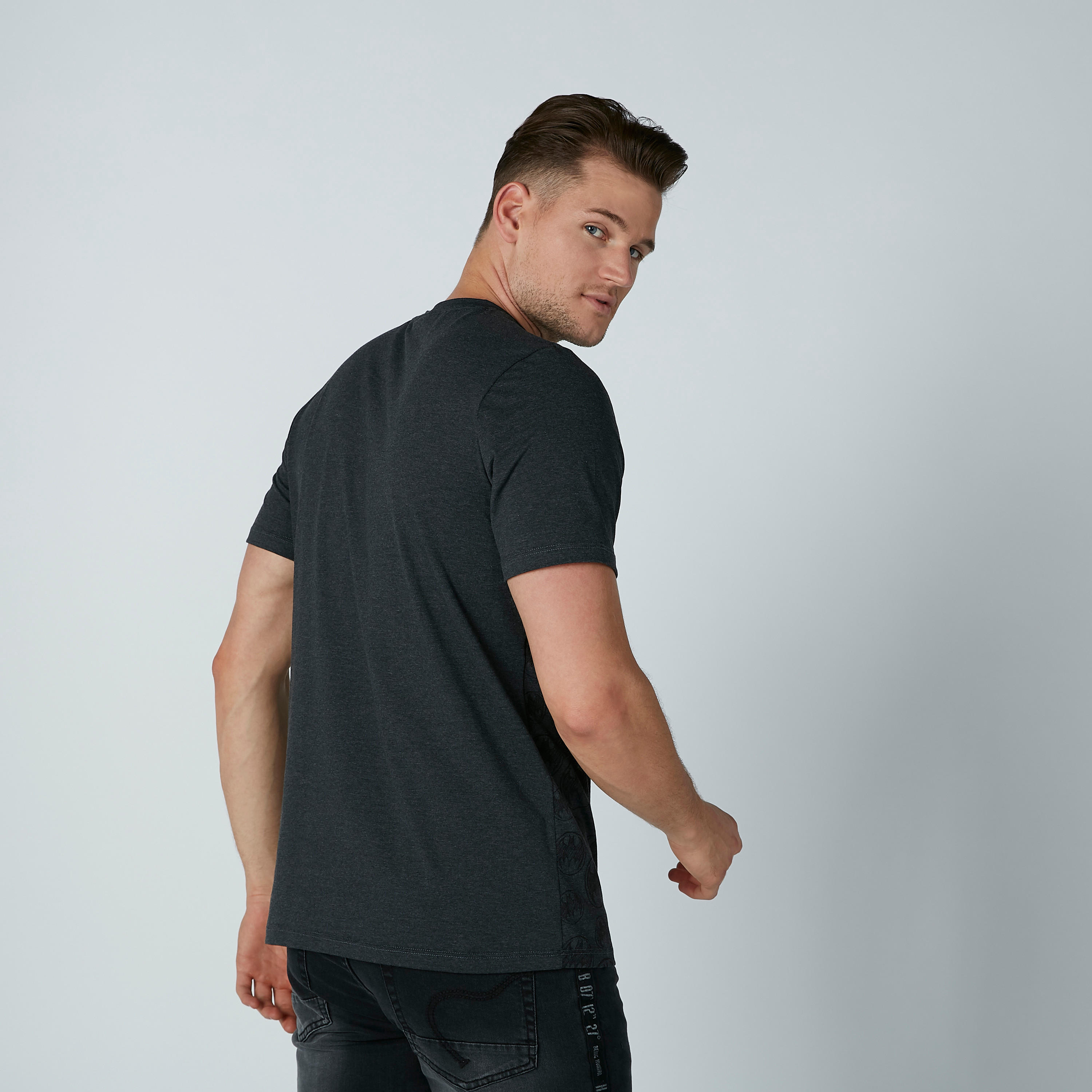 تيشيرت بقصّة سليم وأكمام قصيرة وطبعات باتمان-men-clothing-tshirtsandpolos-tshirts-image-4