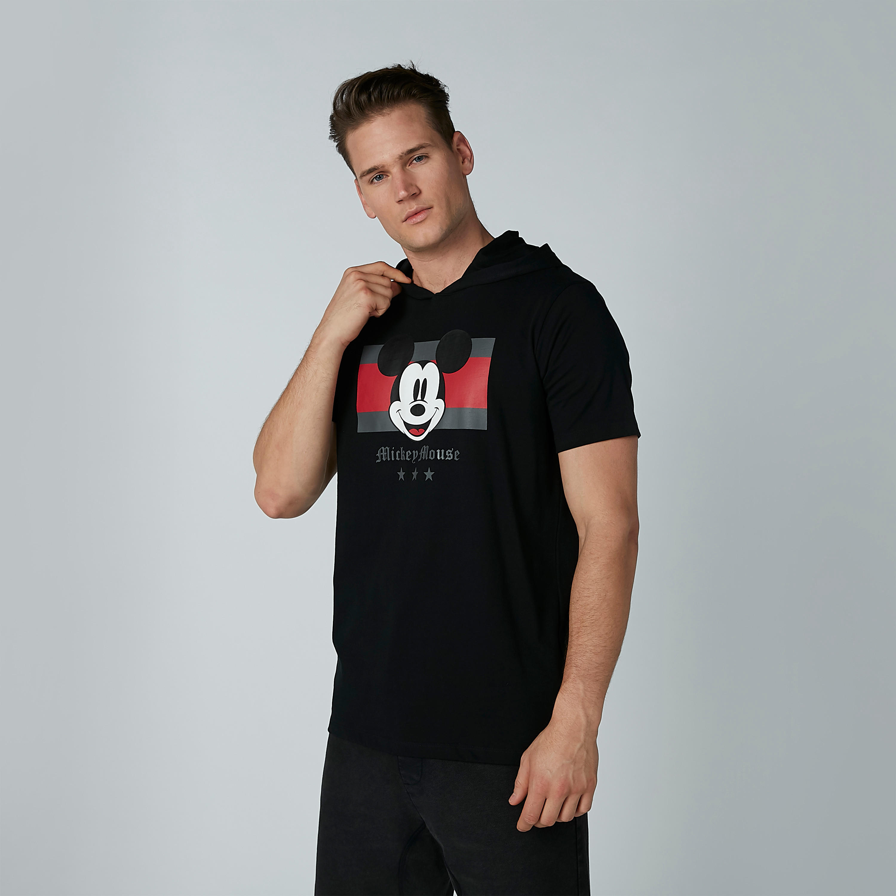 تيشيرت بقبّعة وأكمام قصيرة وطبعات ميكي ماوس-men-clothing-tshirtsandpolos-tshirts-image-1