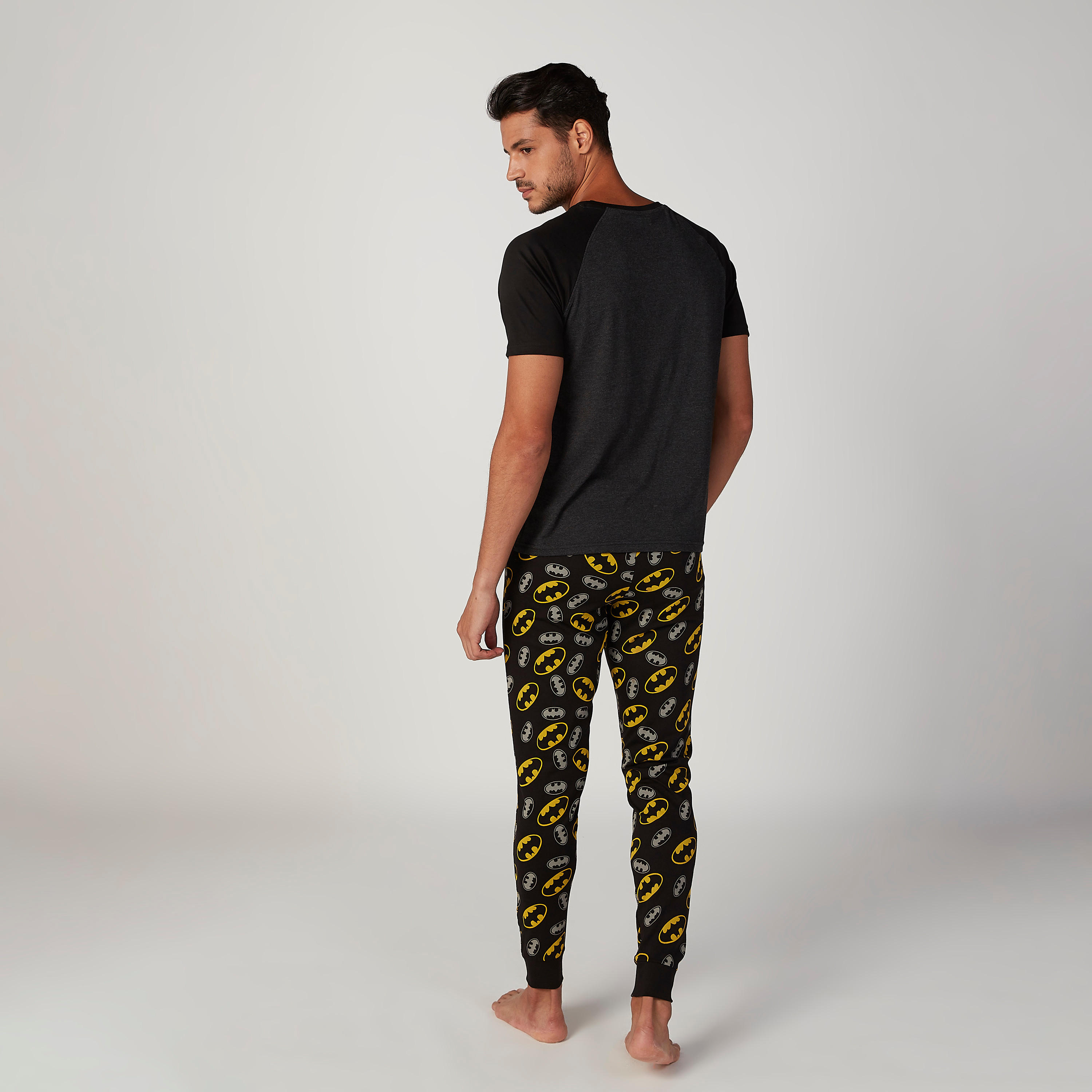 طقم بيجاما وتيشيرت بطبعات باتمان-men-clothing-nightwear-sets-image-2