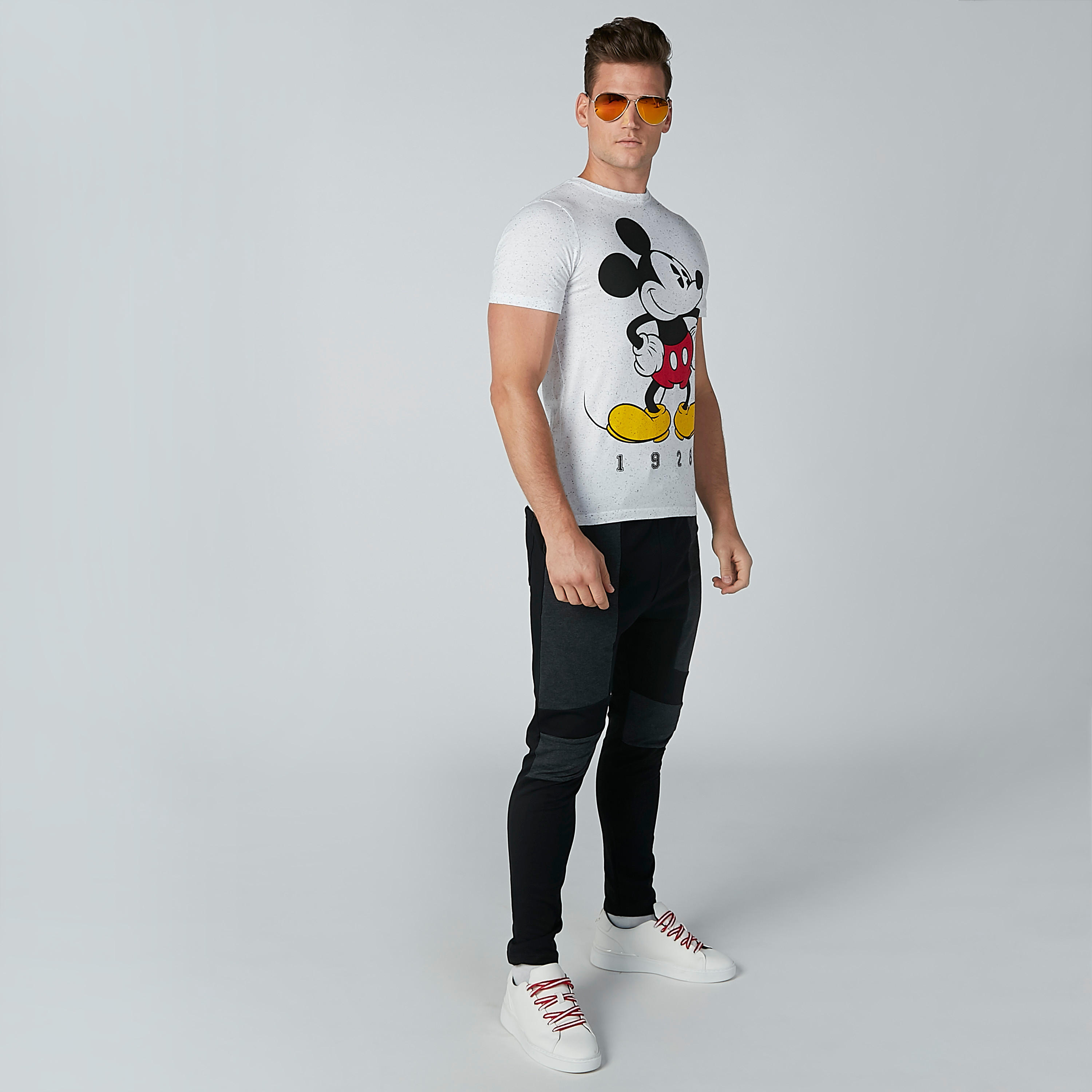 تيشيرت بياقة ضيّقة وأكمام قصيرة وطبعات ميكي ماوس-men-clothing-tshirtsandpolos-tshirts-image-2