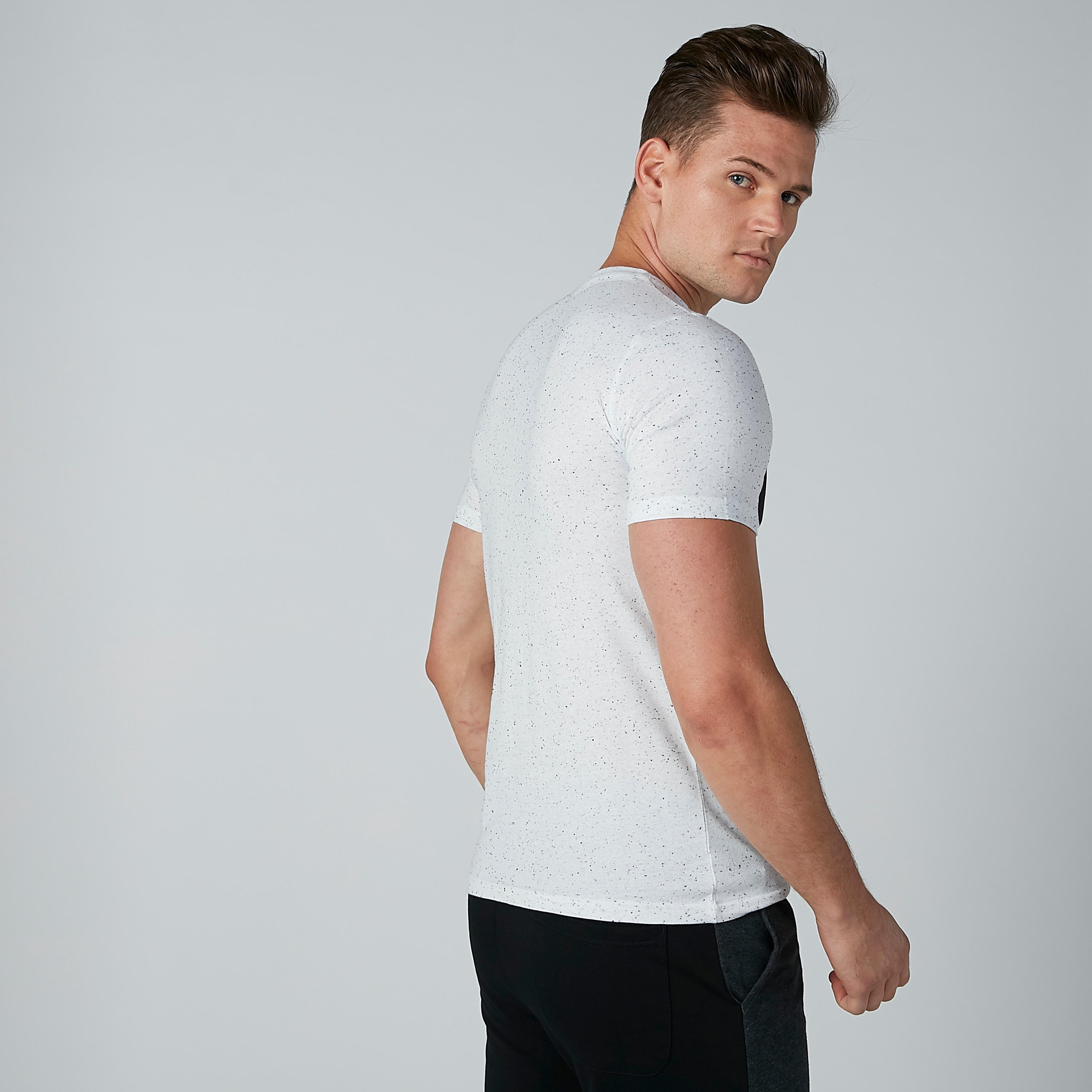 تيشيرت بياقة ضيّقة وأكمام قصيرة وطبعات ميكي ماوس-men-clothing-tshirtsandpolos-tshirts-image-3