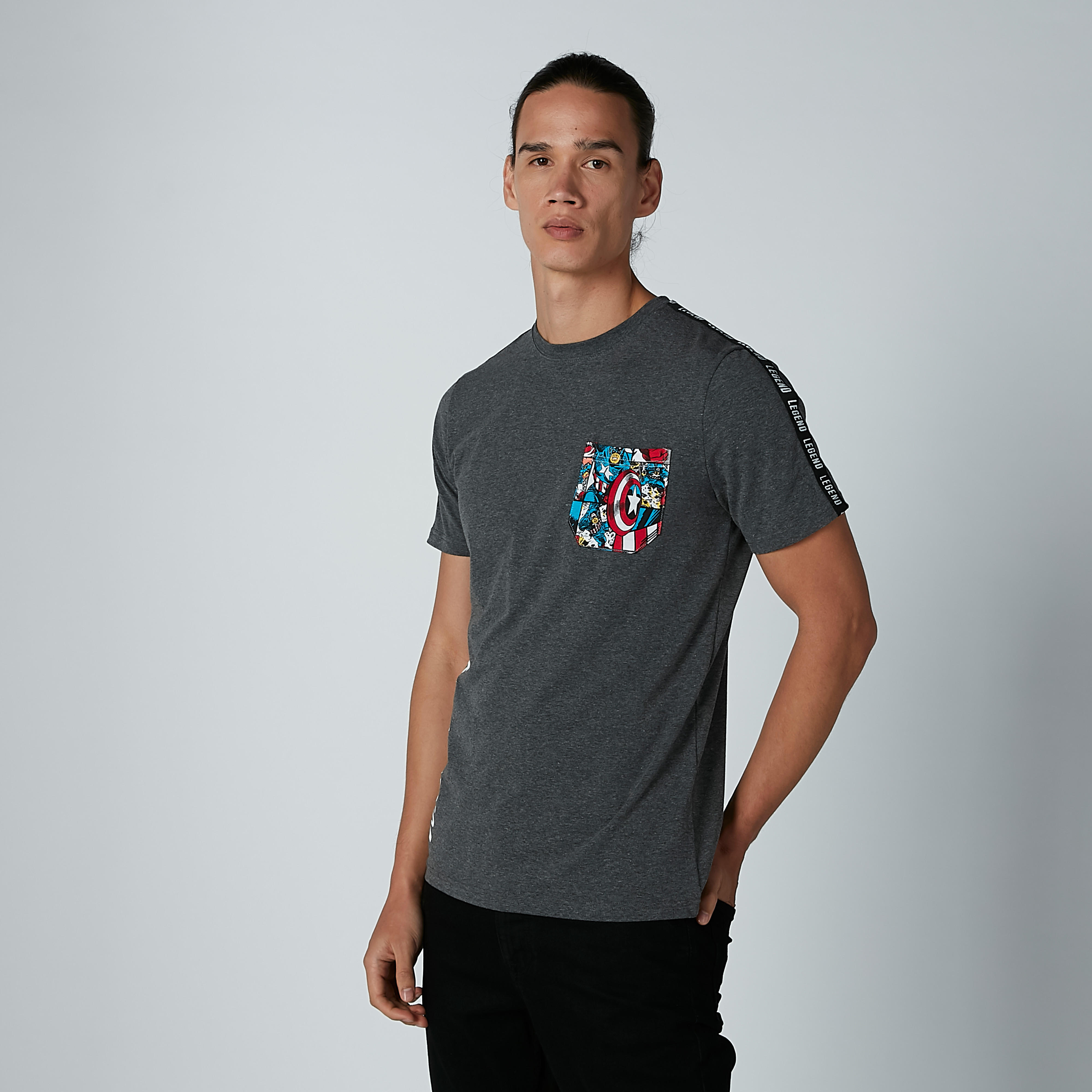 تيشيرت بياقة مستديرة وأكمام قصيرة وطبعات كابتن أمريكا-men-clothing-tshirtsandpolos-tshirts-image-2