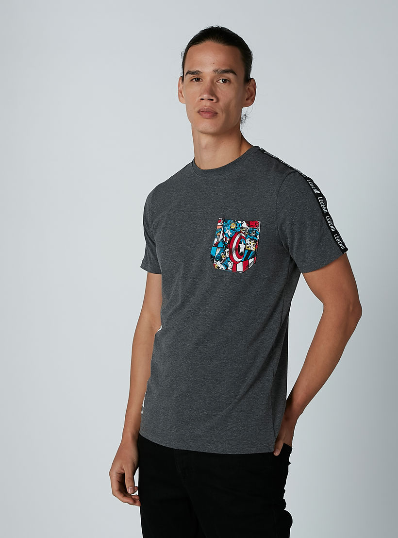 تيشيرت بياقة مستديرة وأكمام قصيرة وطبعات كابتن أمريكا-men-clothing-tshirtsandpolos-tshirts-image-2