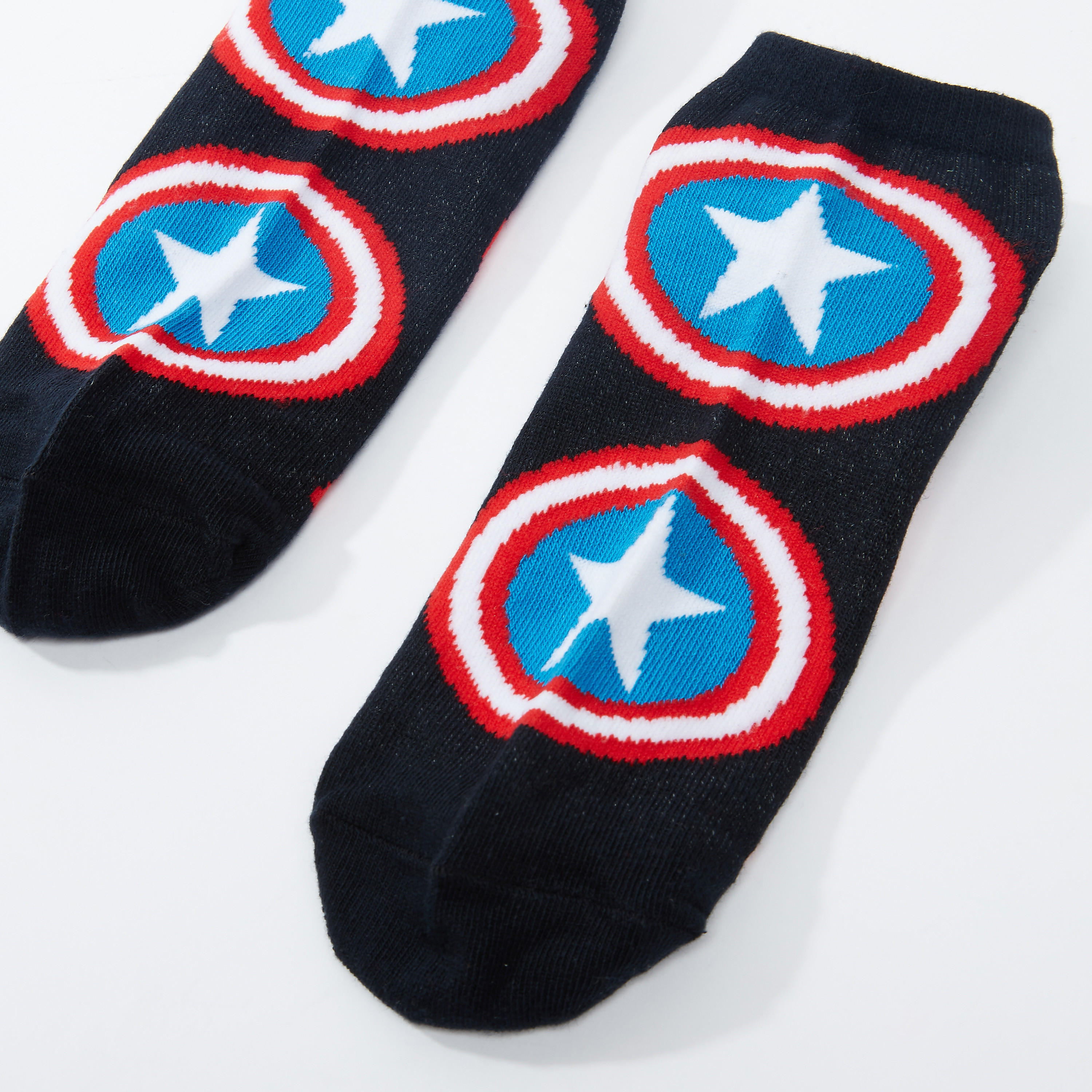 جوارب بطول الكاحل بملمس مضلّع وطبعات كابتن أمريكا-men-socks-image-2