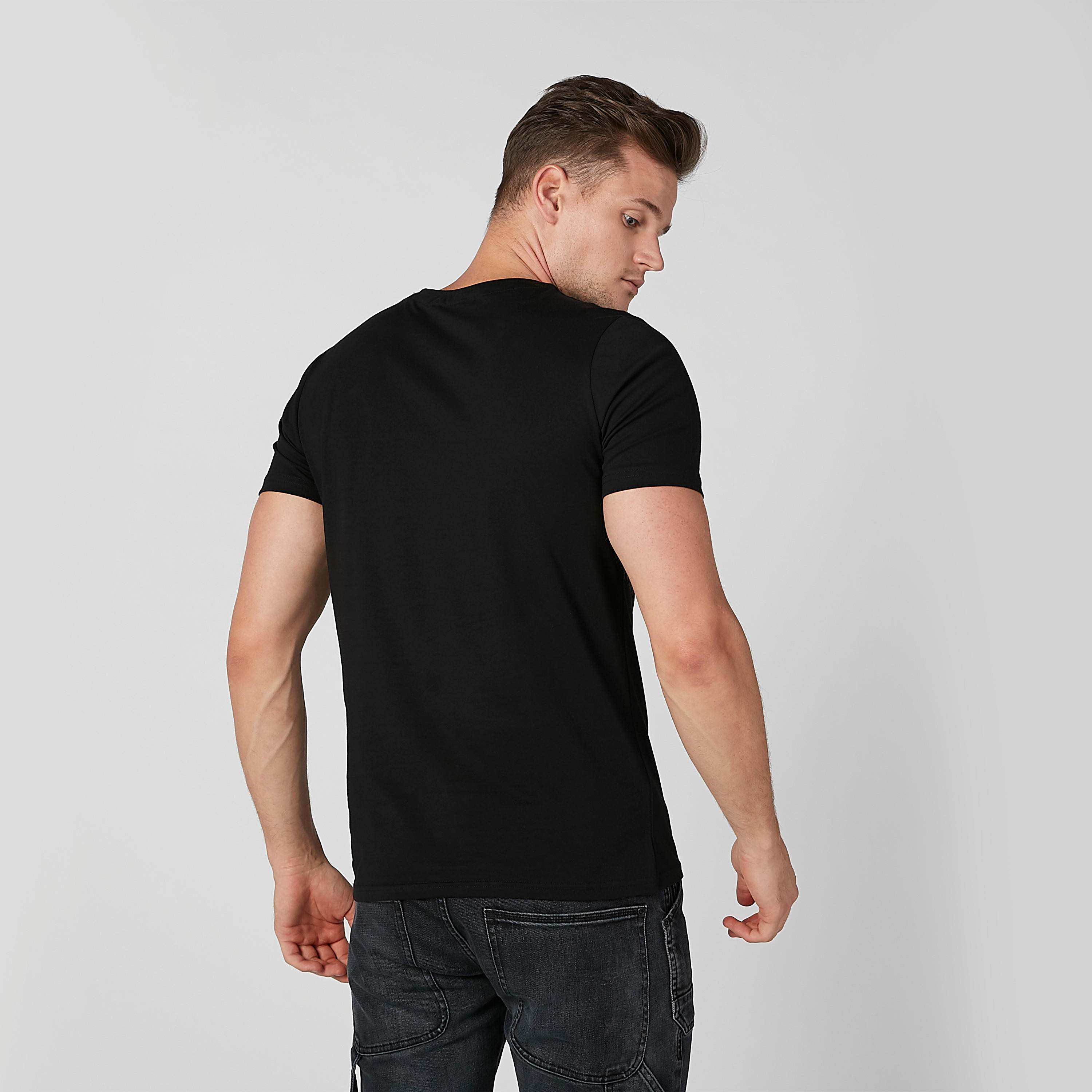 تيشيرت مستدام سليم بياقة ضيّقة وطبعات جوني برافو -men-clothing-tshirtsandpolos-tshirts-image-3
