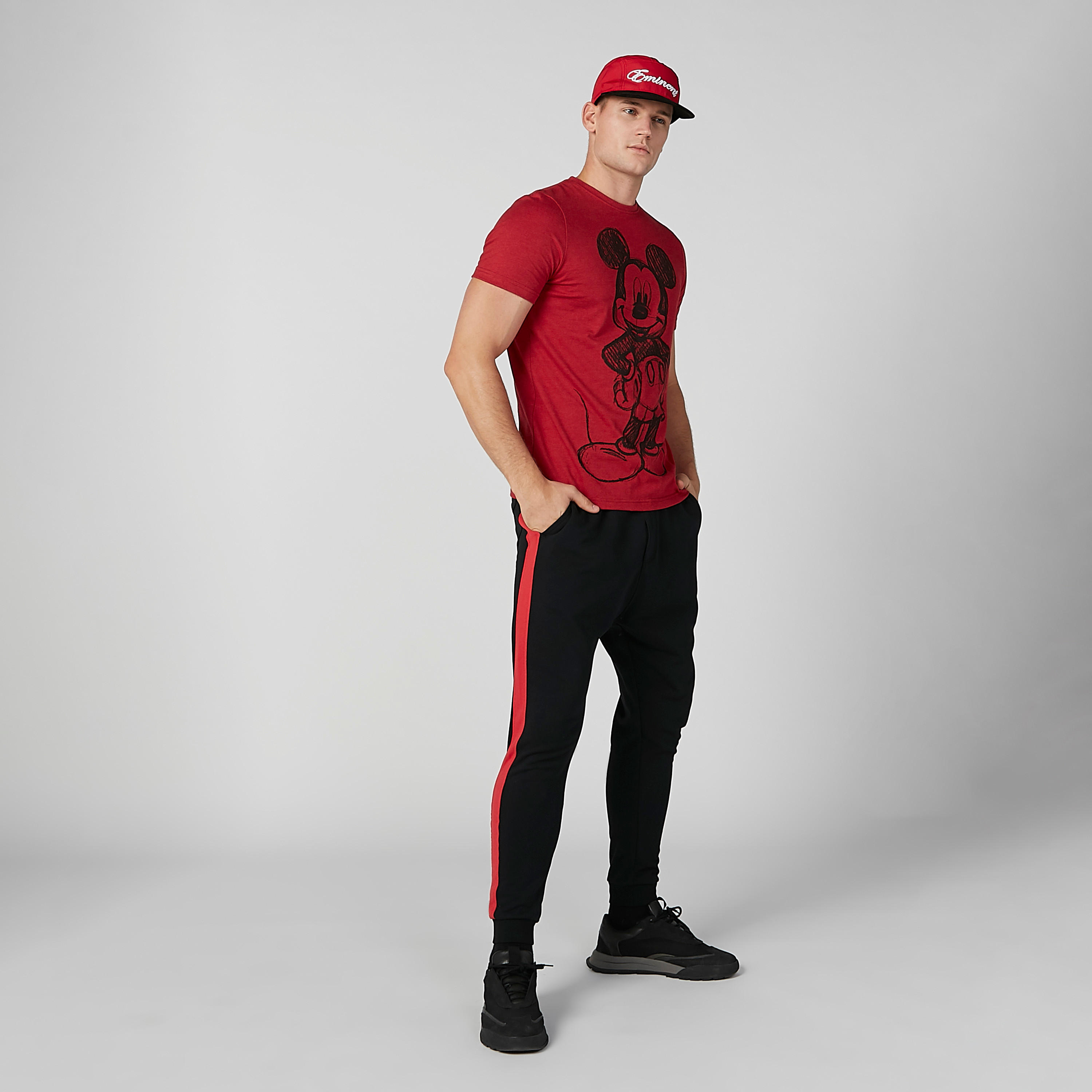 تيشيرت مستدام سليم بياقة ضيّقة وطبعات ميكي ماوس -men-clothing-tshirtsandpolos-tshirts-image-2