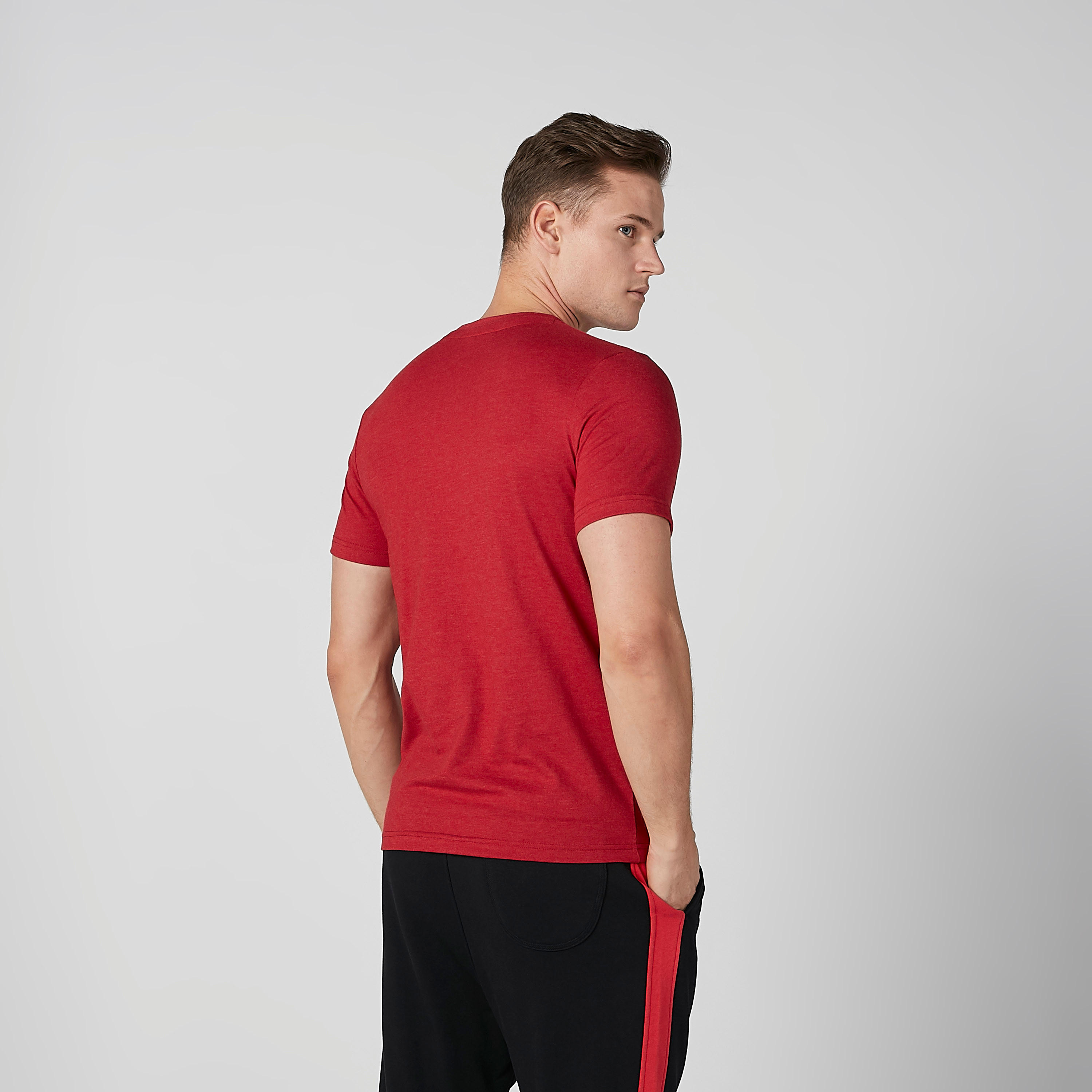 تيشيرت مستدام سليم بياقة ضيّقة وطبعات ميكي ماوس -men-clothing-tshirtsandpolos-tshirts-image-3