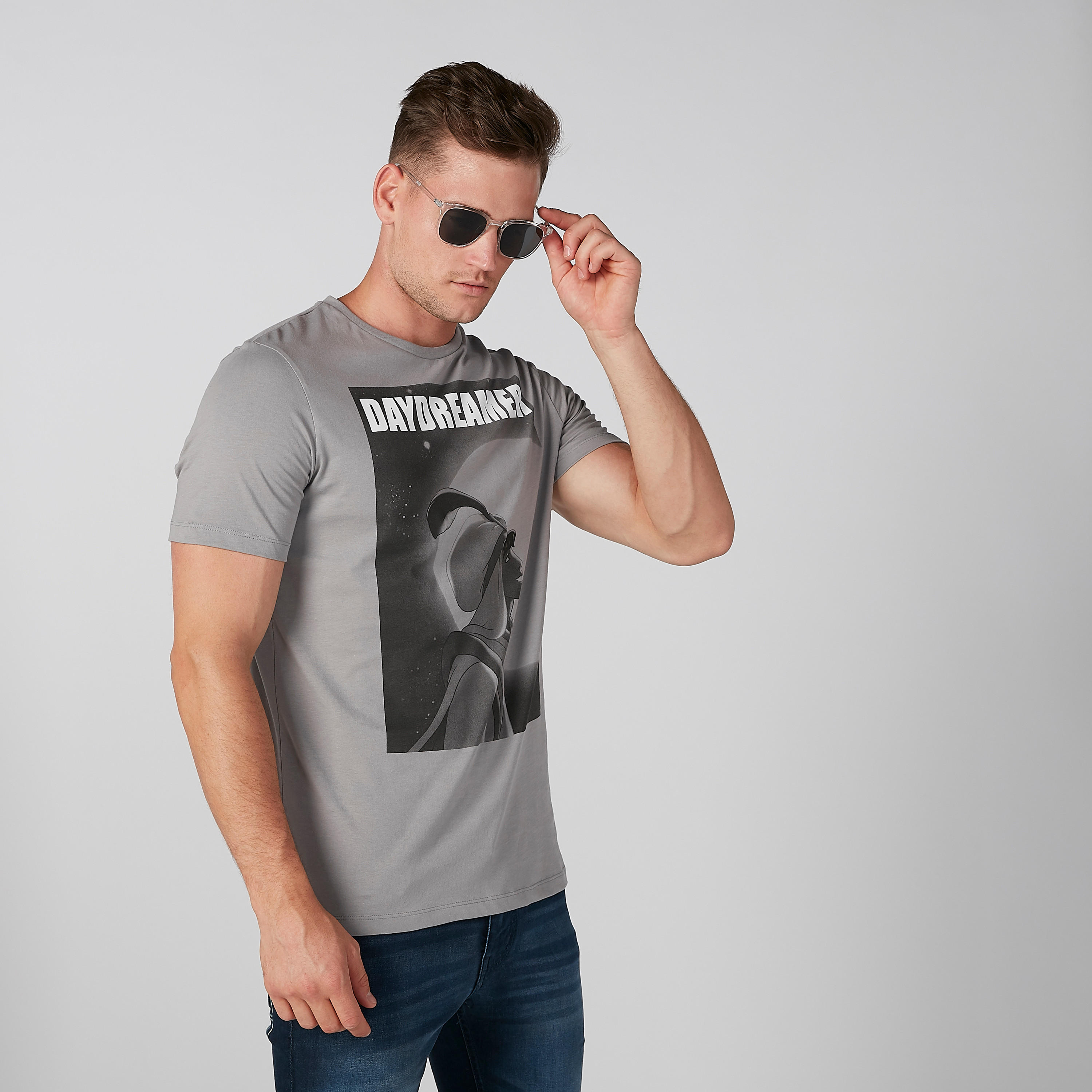 تيشيرت مستدام بقصّة سليم وياقة ضيّقة وطبعات علاء الدين -men-clothing-tshirtsandpolos-tshirts-image-3