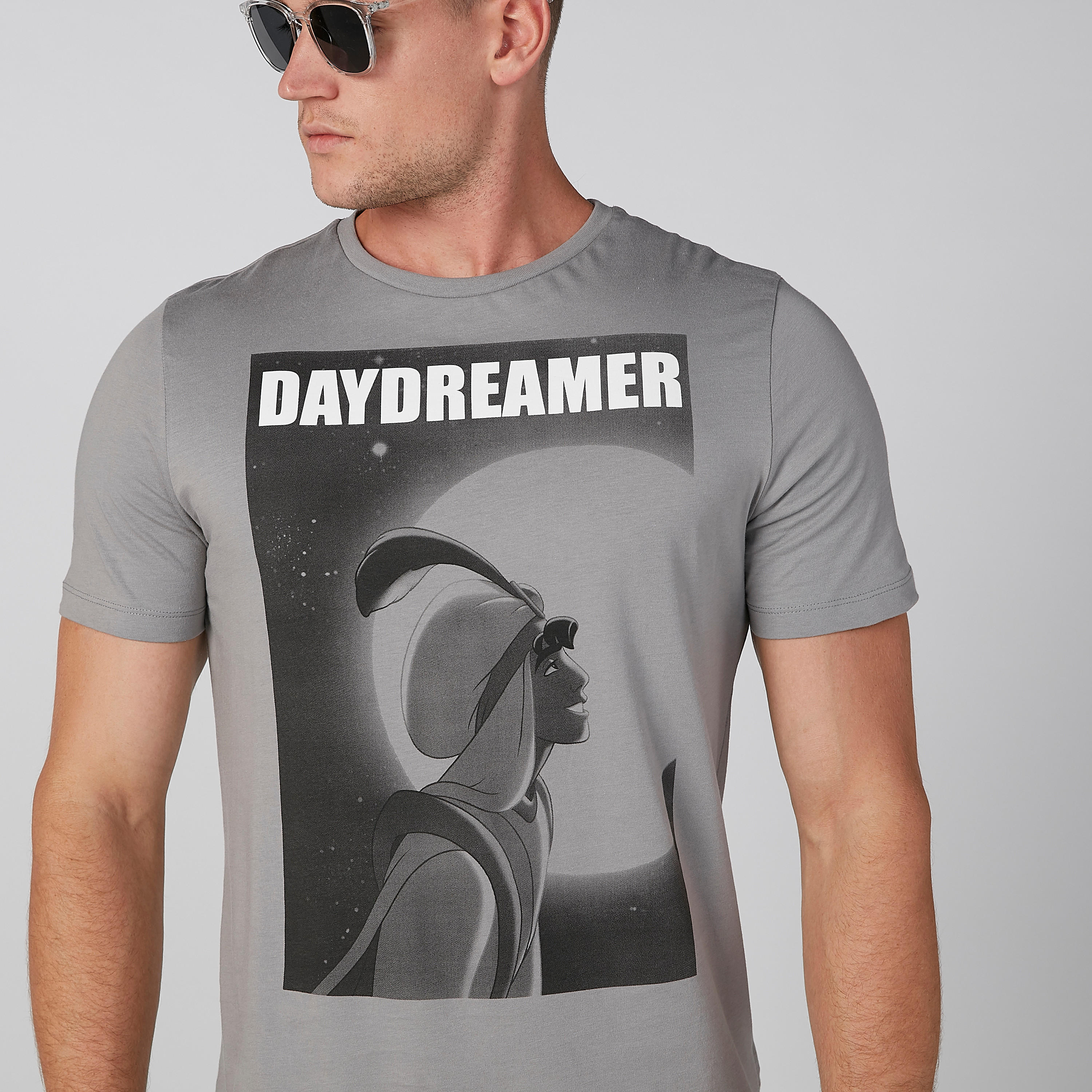 تيشيرت مستدام بقصّة سليم وياقة ضيّقة وطبعات علاء الدين -men-clothing-tshirtsandpolos-tshirts-image-4