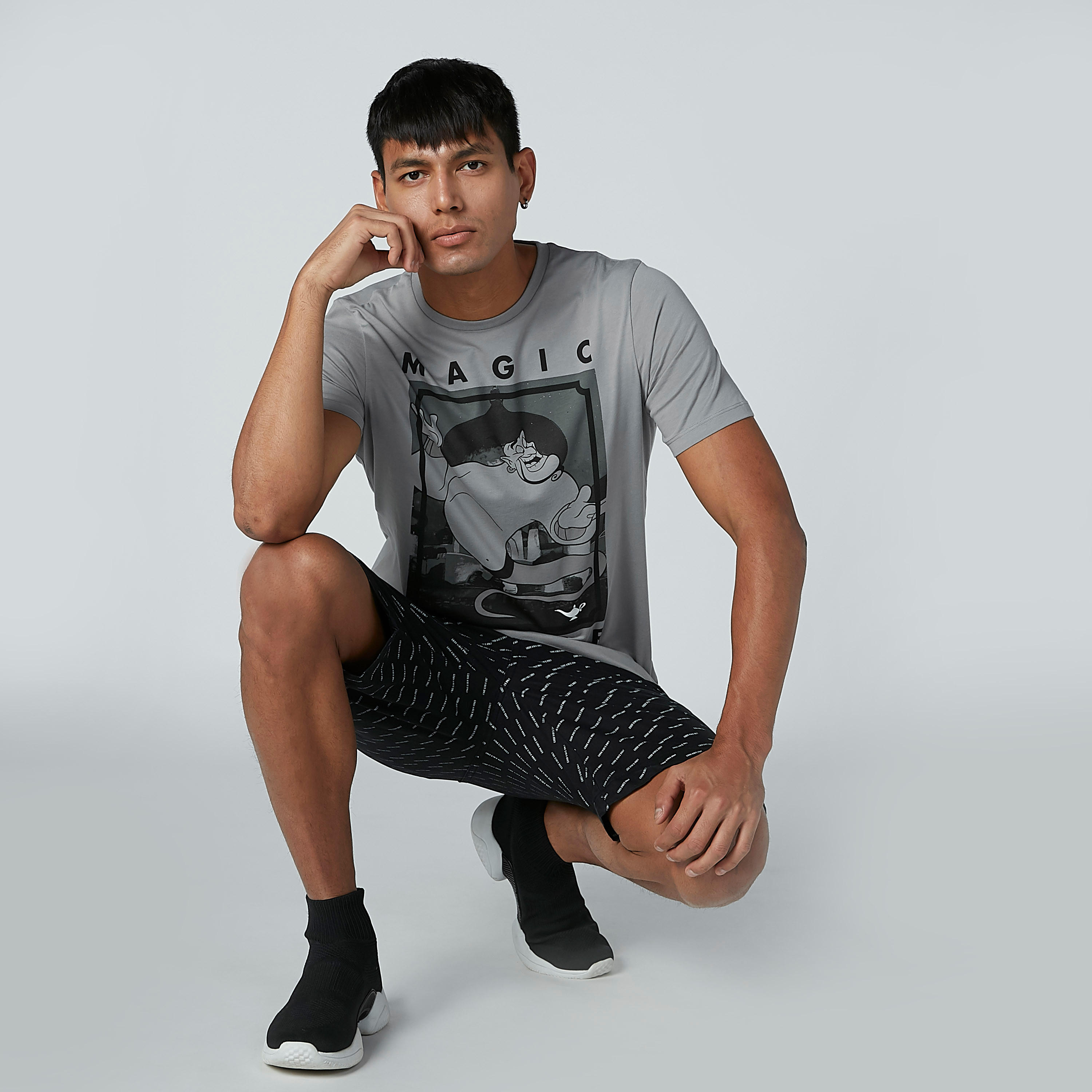 تيشيرت بياقة ضيّقة وأكمام قصيرة وطبعات جرافيك-men-clothing-tshirtsandpolos-tshirts-image-1