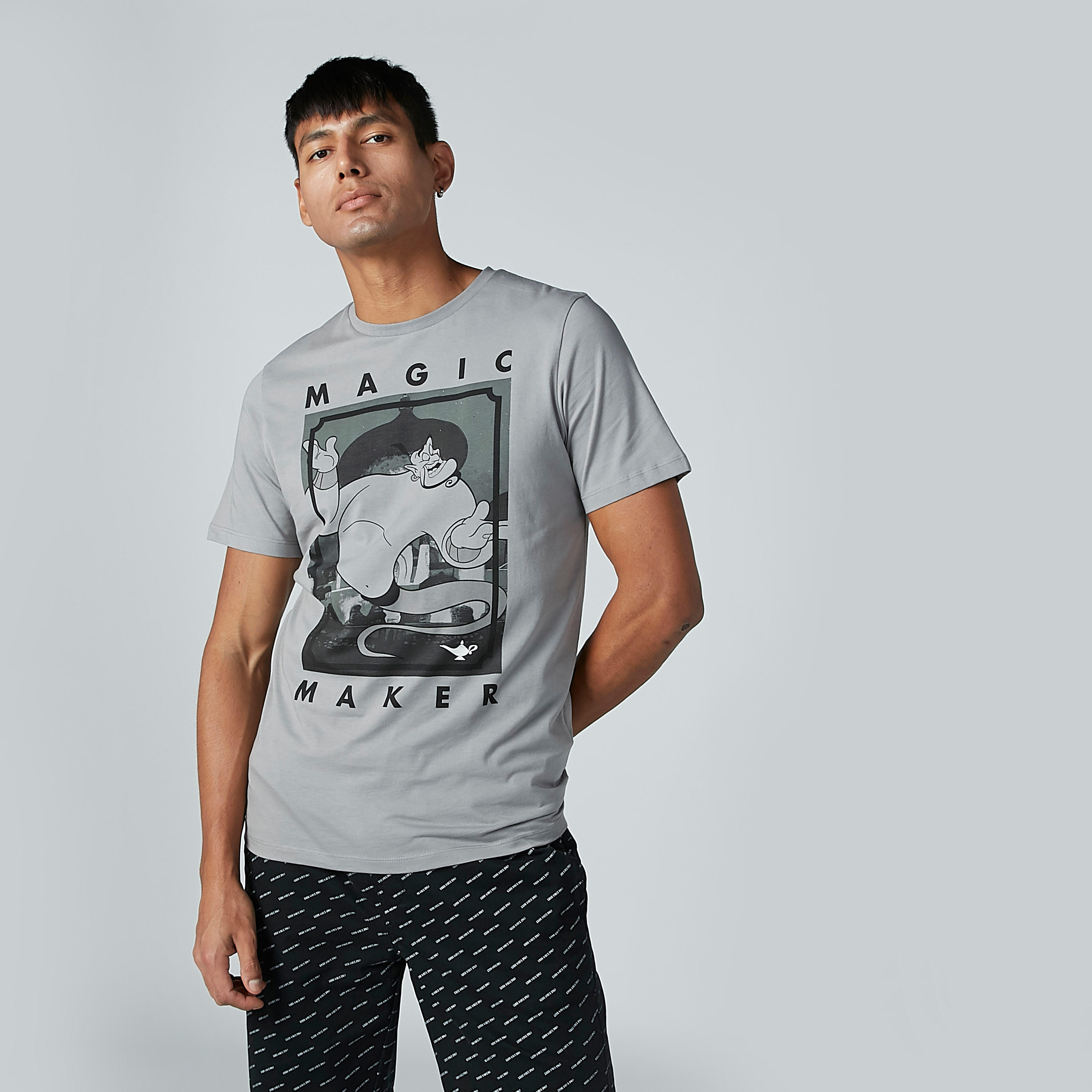 تيشيرت بياقة ضيّقة وأكمام قصيرة وطبعات جرافيك-men-clothing-tshirtsandpolos-tshirts-image-2
